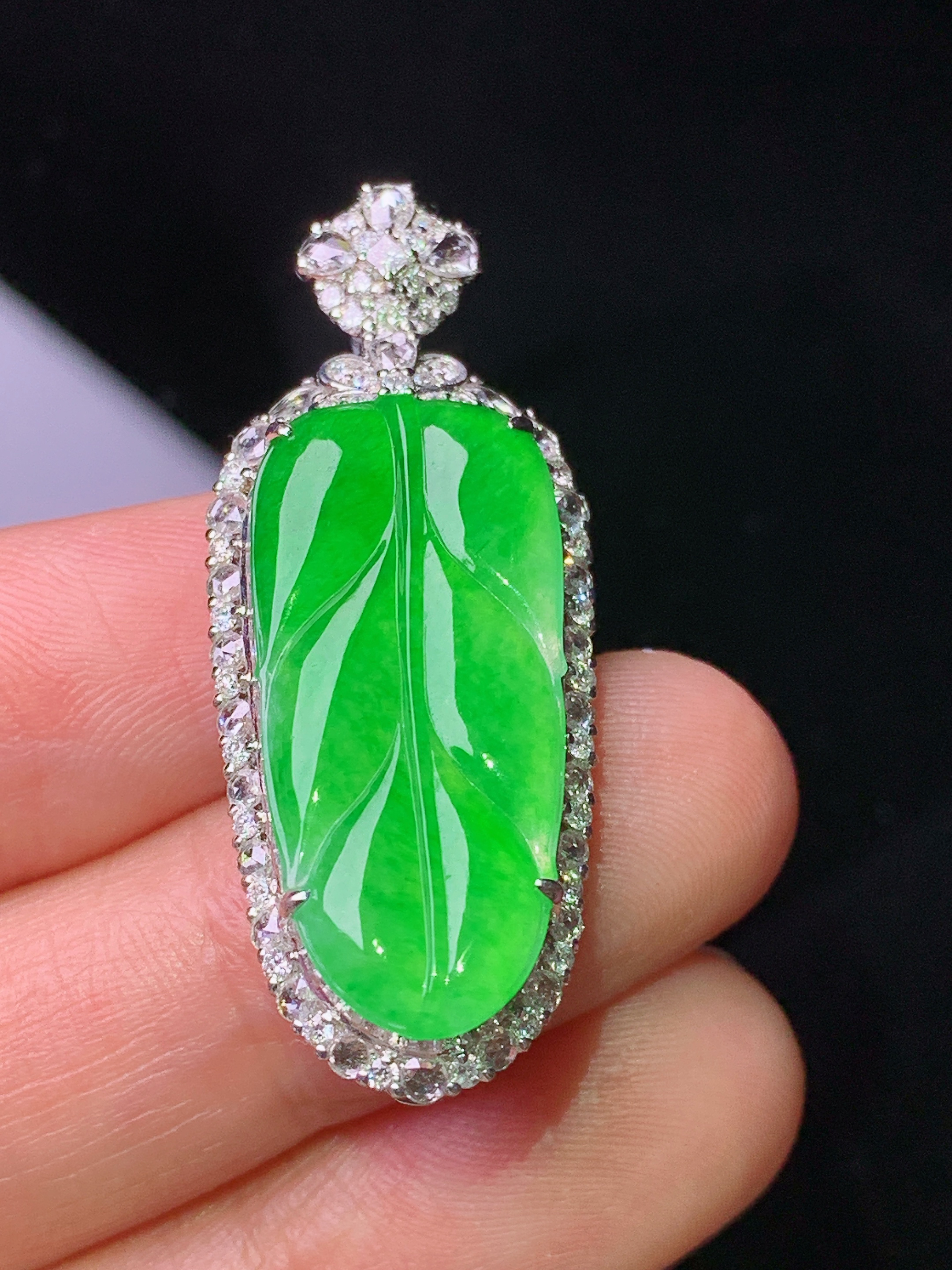 18k金钻镶嵌翠绿树叶吊坠 玉质细腻 色泽艳丽清新 水润亮眼 整体尺寸38.6*15.3*8.5m5