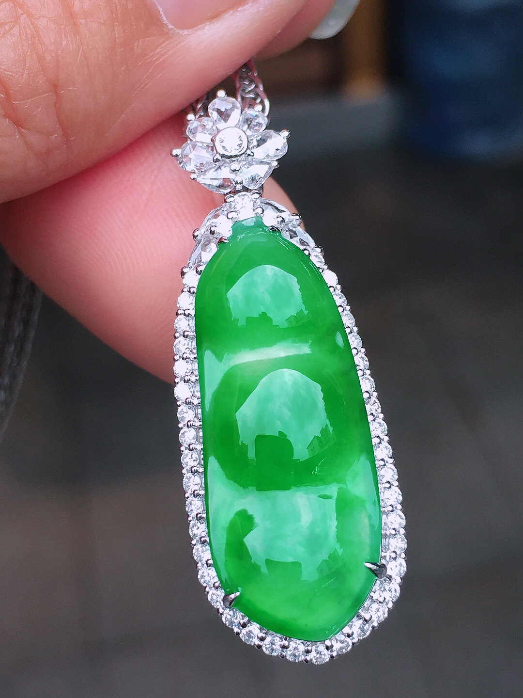 阳绿福豆吊坠，色泽均匀艳丽，玉质细腻，荧光感超
强，饱满圆润，尽显优雅气质，18k
金豪华镶嵌