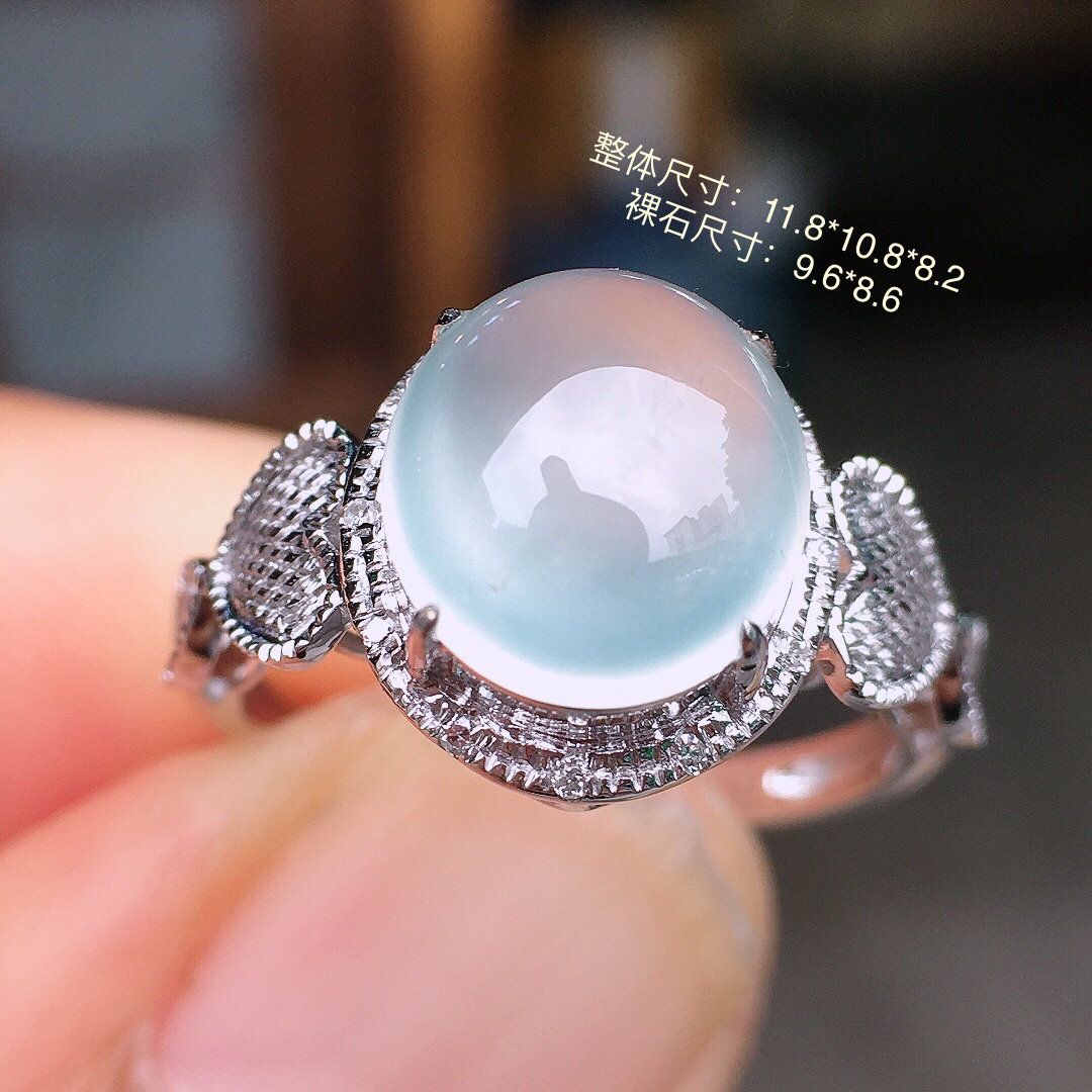 冰种蛋面戒指，玉质细腻，荧光感超
强，饱满圆润，尽显优雅气质，18k
金豪华镶嵌