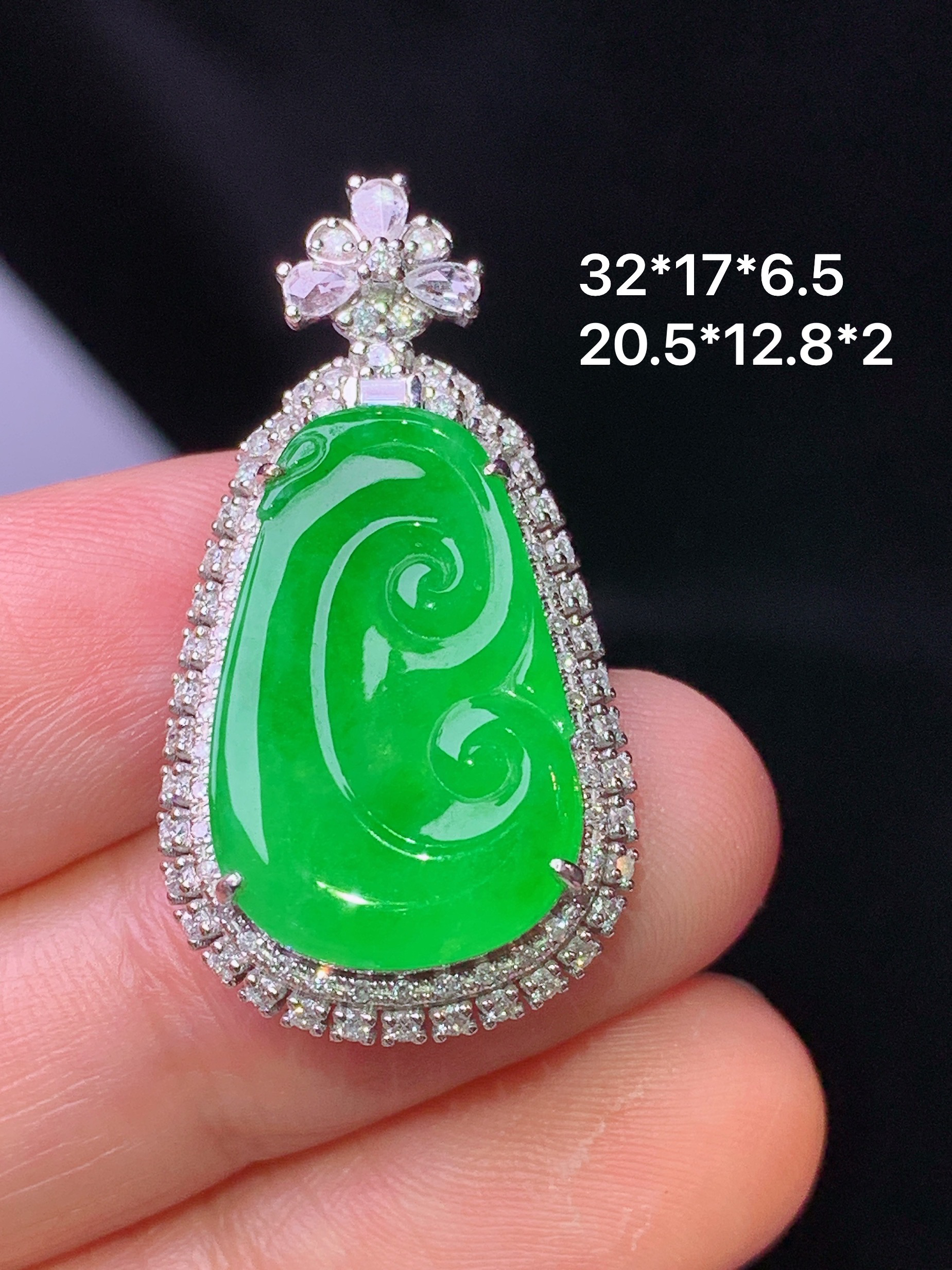 18k金钻镶嵌翠绿如意吊坠 玉质细腻 色泽艳丽清新 水润亮眼 整体尺寸32*17*6.5m5