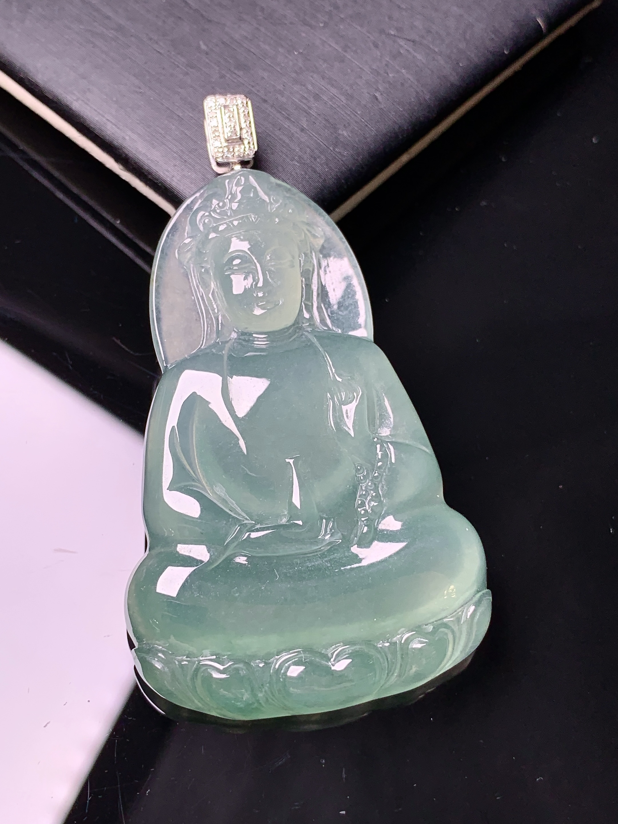 18k金钻镶嵌冰种观音吊坠 玉质细腻 色泽艳丽清新 水润亮眼 整体尺寸58.2*32.2*6L1