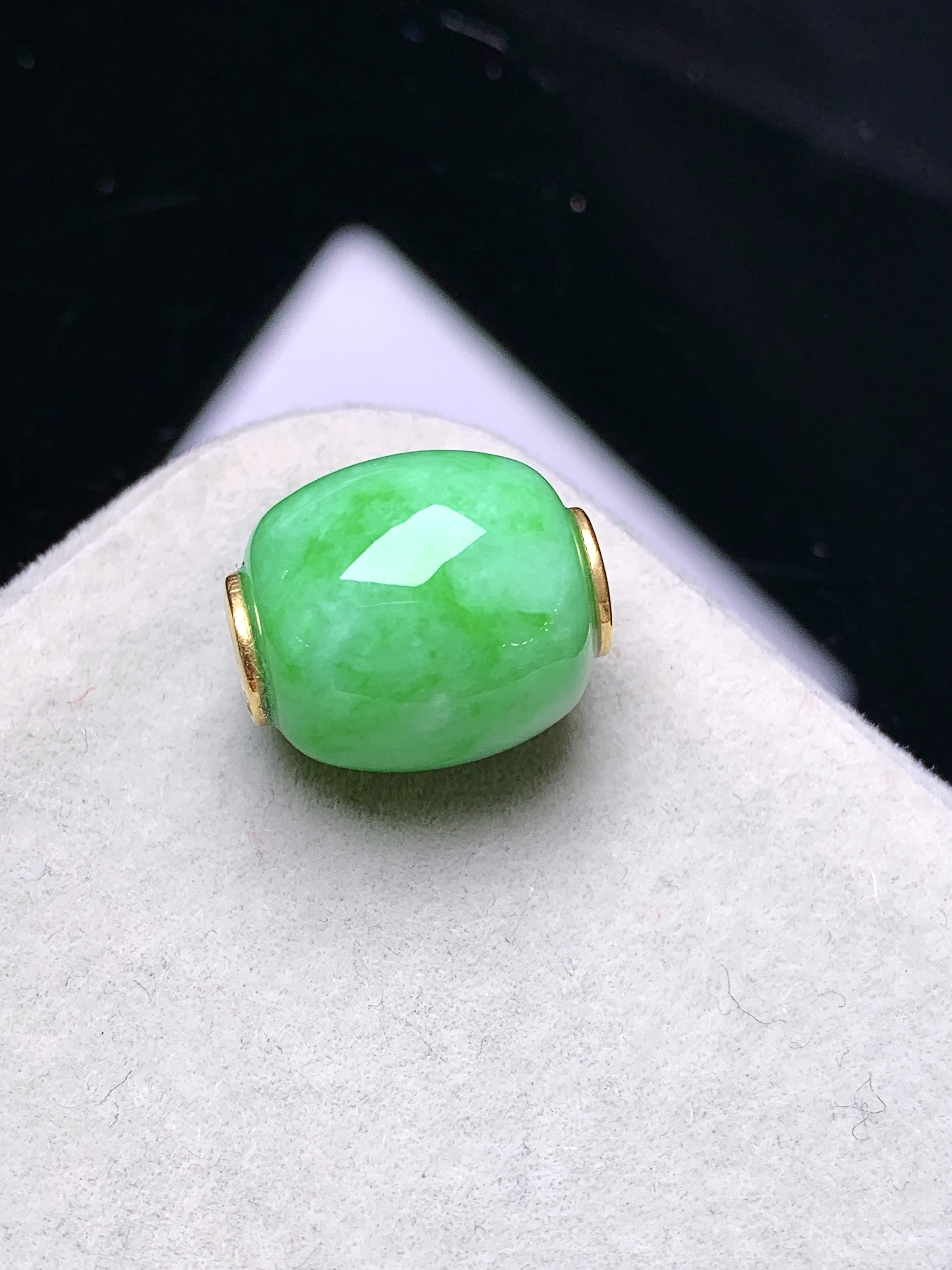 18k金镶嵌翠绿路路通吊坠 玉质细腻 色泽艳丽清新 水润亮眼 整体尺寸12.3b1