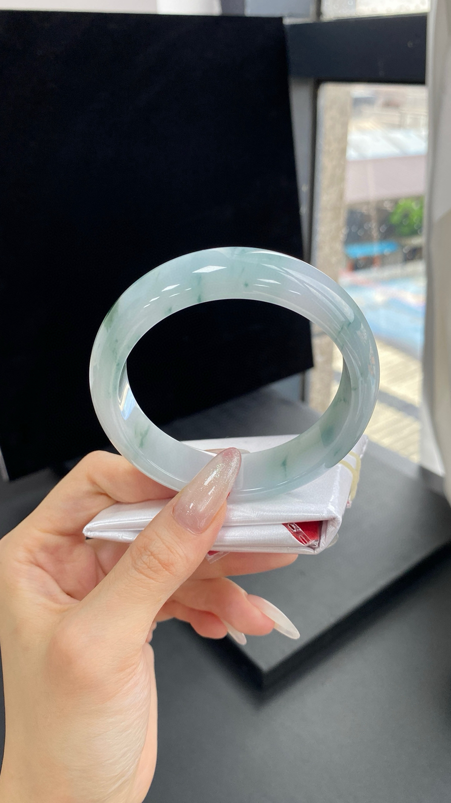 【宽版飘花正圈手镯】
尺寸：60-17-9.8
自然光无滤镜，原图直出