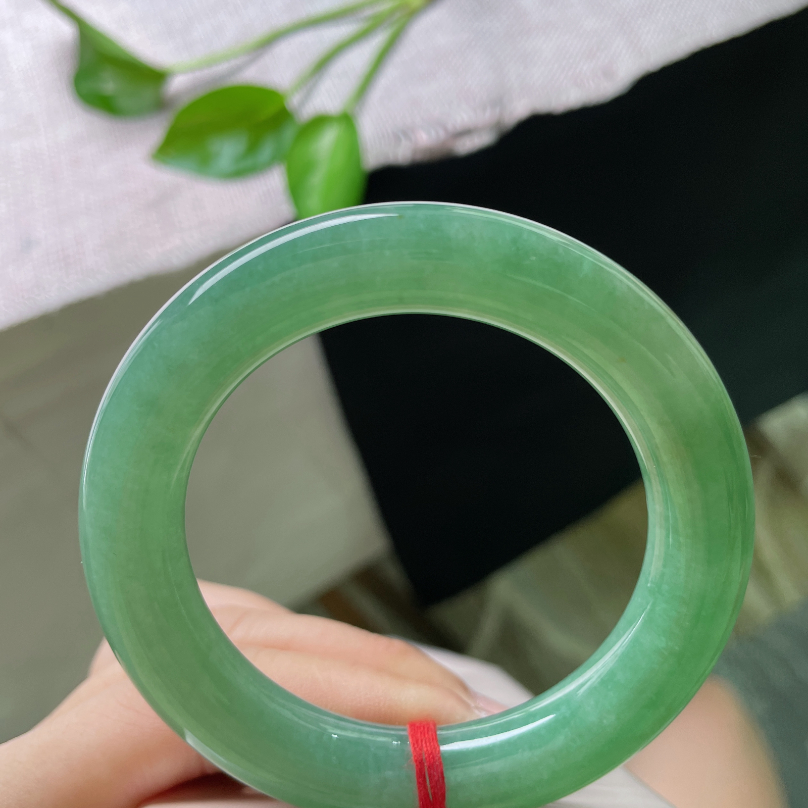 尺寸：54/11.7，绿底胖圆条，满色匀称，种老，通体绿意盈盈，像凝住的碧波，光线下似有生命般鲜活..