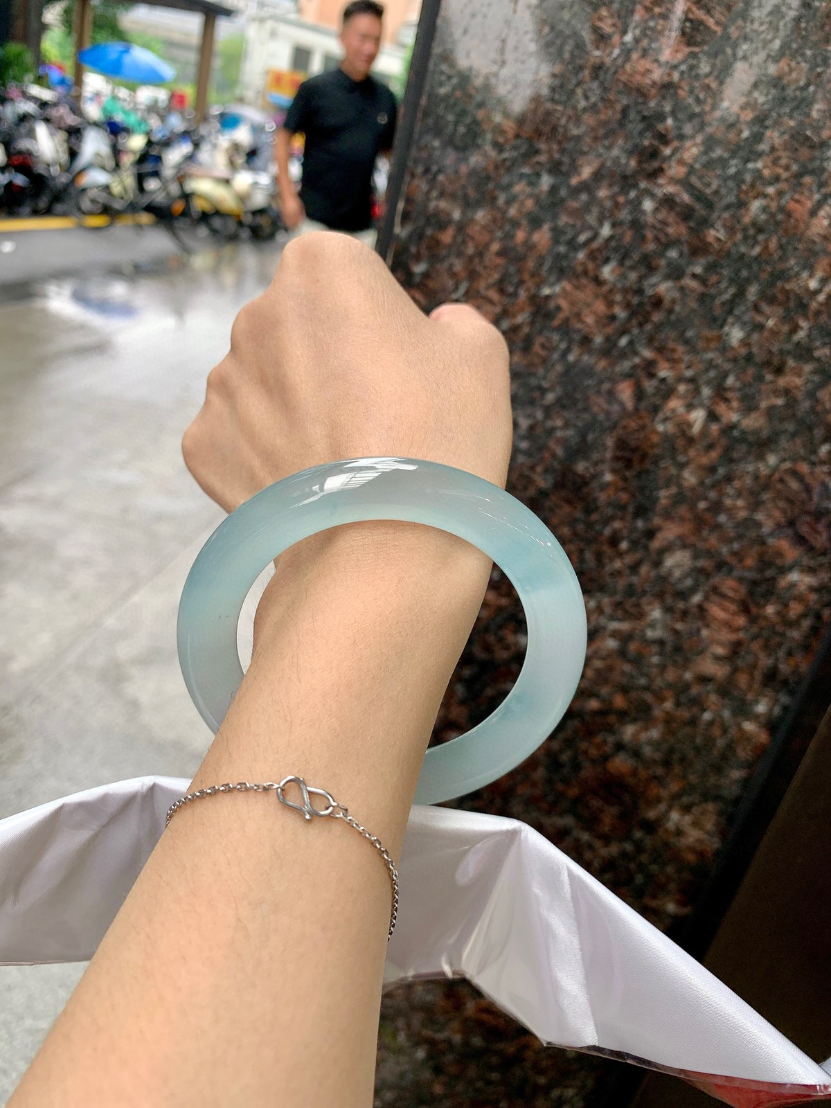 冰蓝圆条
59.2-11.3-11.7
底妆冰透，千变万化的冰晴蓝底色，拥有海的颜色，却散发着星空的光芒，这是一只来自冰川蓝的清冷气质仙女镯。