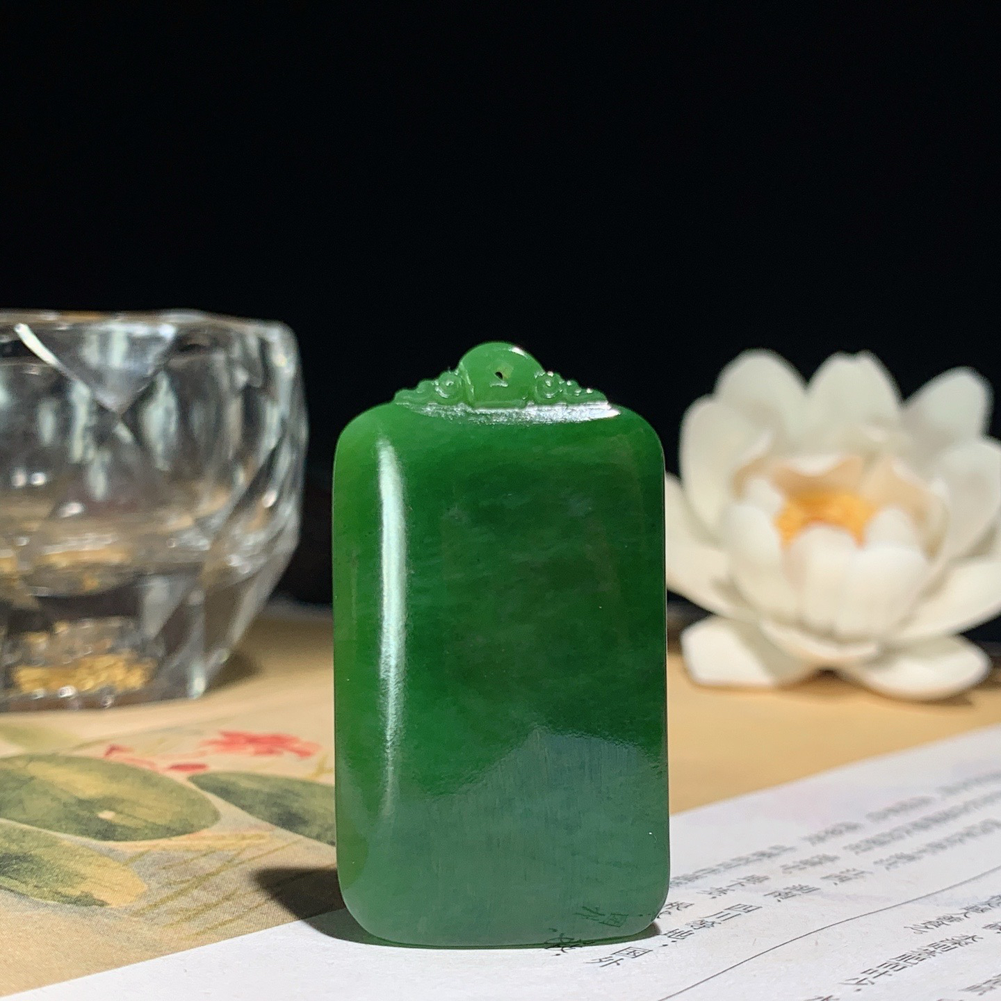 和田玉阳绿俄罗斯碧玉坐莲观音牌子挂件。尺寸42/24/8重18克 玉质细腻油润 底色纯净 脂粉好，品质好。lt260328