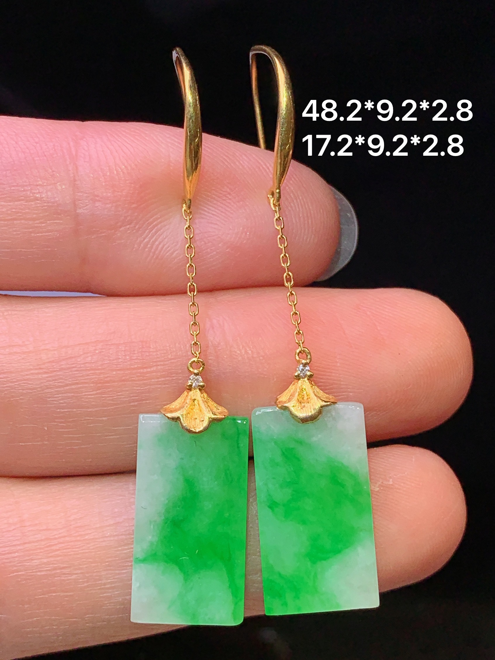 18k金镶嵌翠绿无事牌耳坠 玉质细腻 色泽艳丽清新 水润亮眼 整体尺寸48.2*9.2*2.8yz