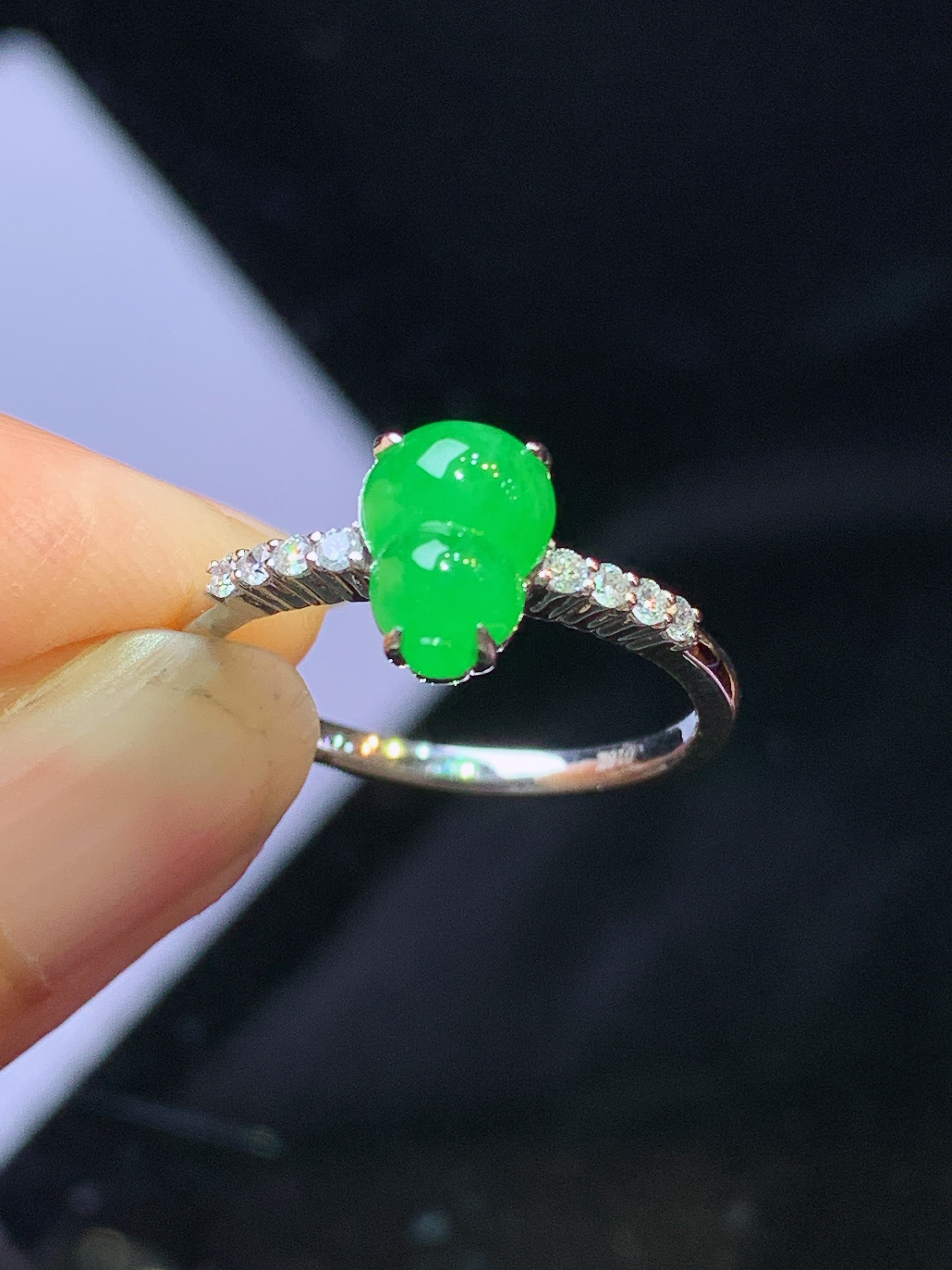 18k金钻镶嵌满绿葫芦戒指 玉质细腻 色泽艳丽清新 水润亮眼 圈口14 裸石尺寸8.5*6*3.2f