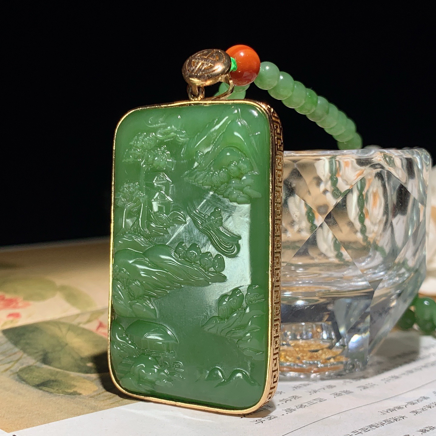 和田玉925银阳绿俄罗斯碧玉山水怡情牌子挂件。尺寸58/37/10重95克 玉质细腻油润 底色纯净 