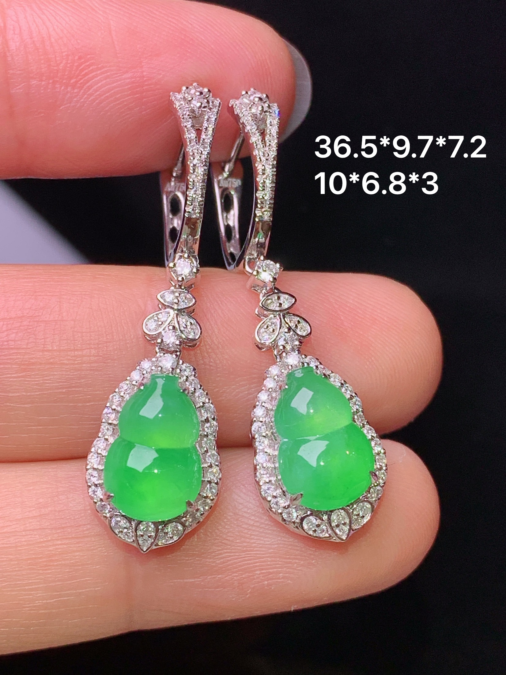 18k金钻镶嵌翠绿葫芦耳坠 玉质细腻 色泽艳丽清新 水润亮眼 整体尺寸36.5*9.7*7.2m5