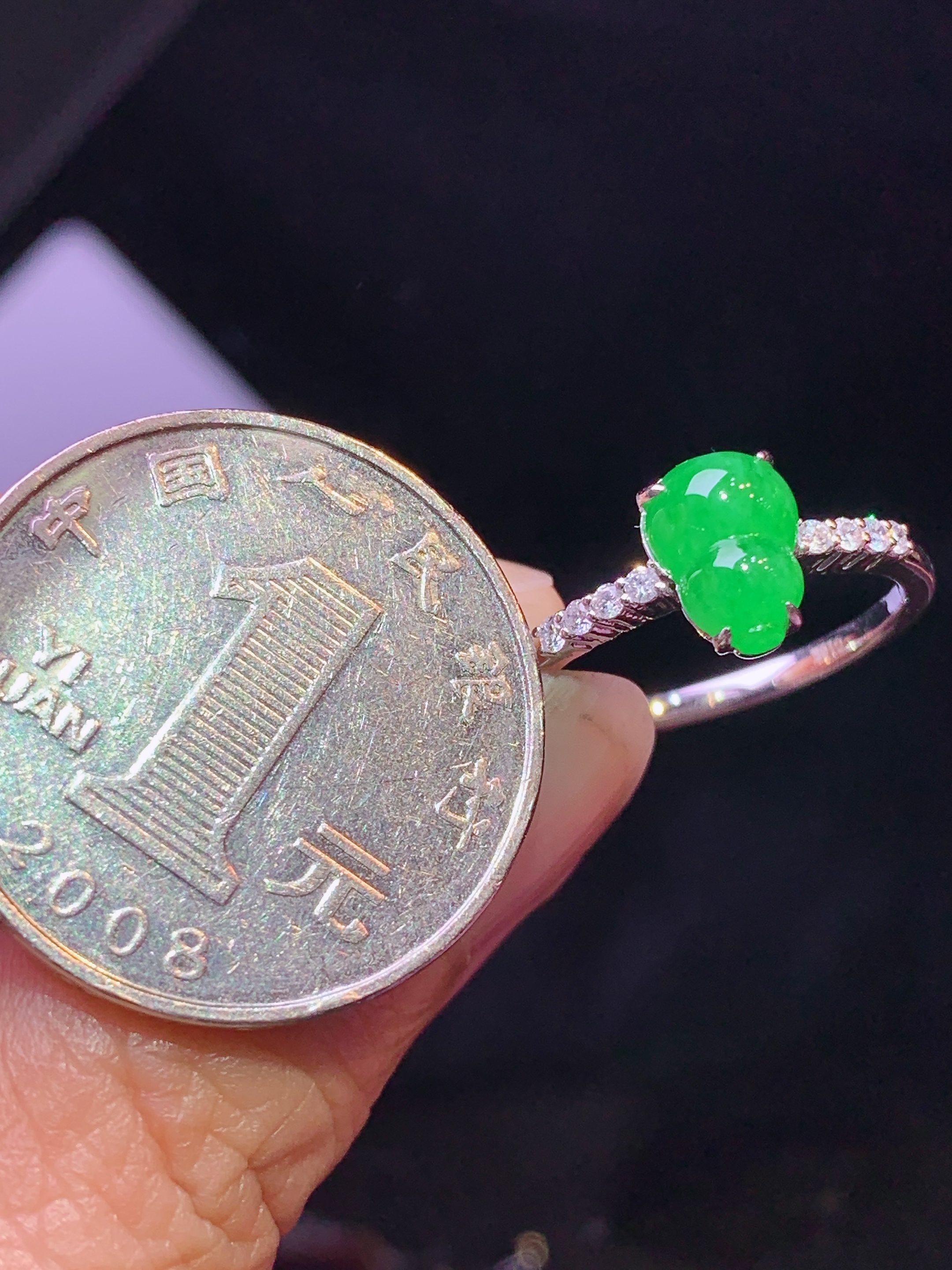 18k金钻镶嵌满绿葫芦戒指 玉质细腻 色泽艳丽清新 水润亮眼 圈口14 裸石尺寸8.5*6*3.2f1
