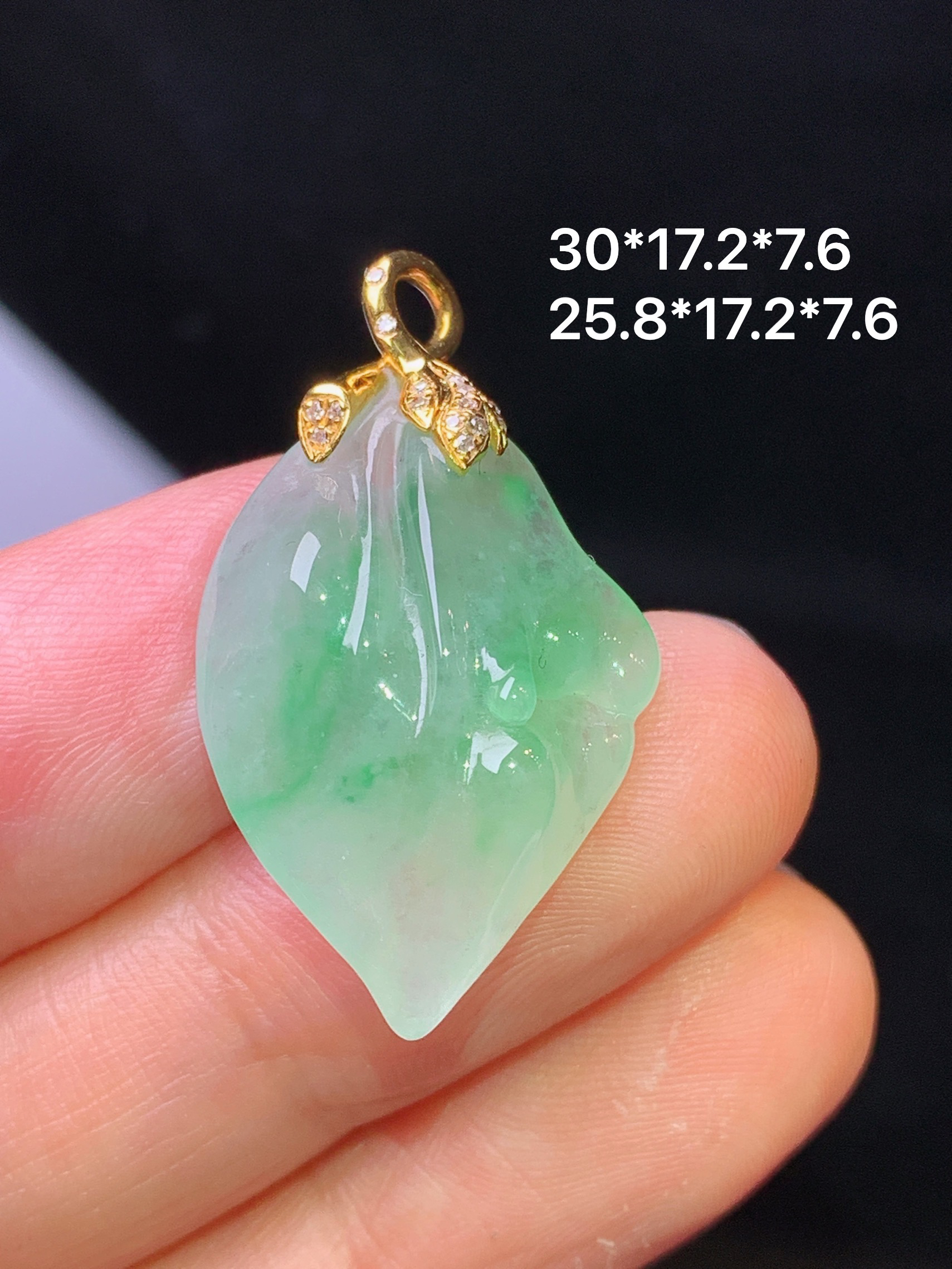 18k金钻镶嵌飘绿随形吊坠 玉质细腻 色泽艳丽清新 水润亮眼 整体尺寸30*17.2*7.6f1