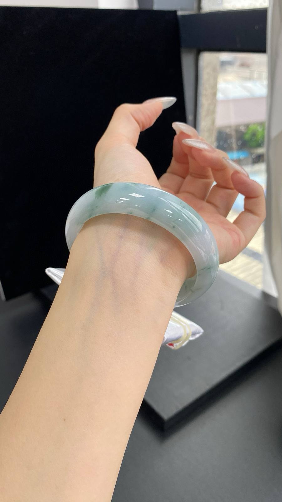 【宽版飘花正圈手镯】
尺寸：60-17-9.8
自然光无滤镜，原图直出