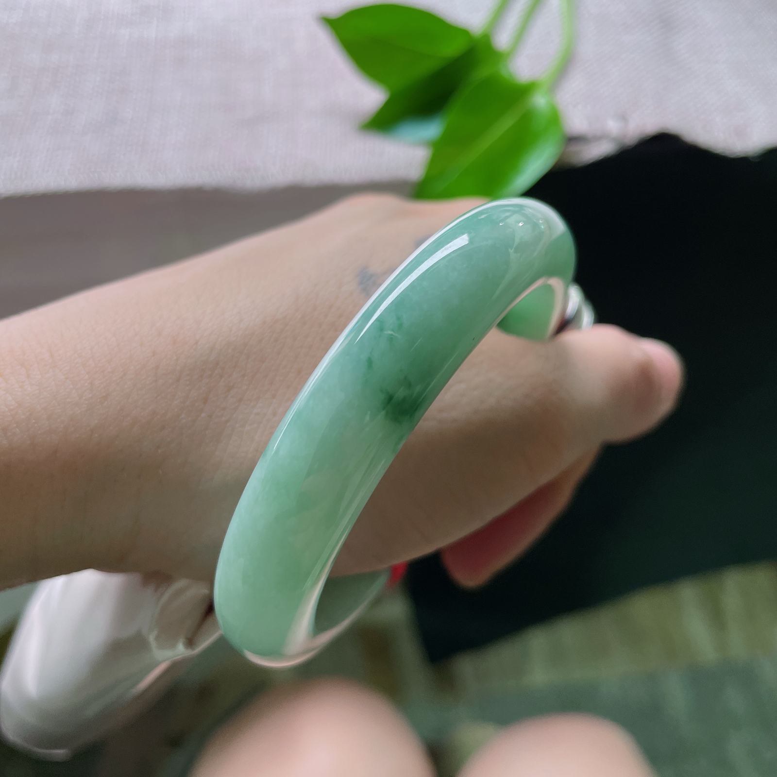 54.8/11.8/8.4，飘绿花，水润，细腻，优雅，无纹裂