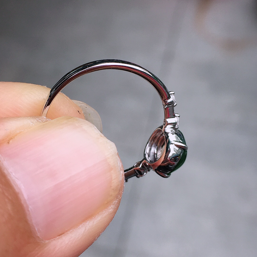 阳绿蛋面戒指，色泽均匀艳丽，玉质细腻，荧光感超
强，饱满圆润，尽显优雅气质，18k
金豪华镶嵌