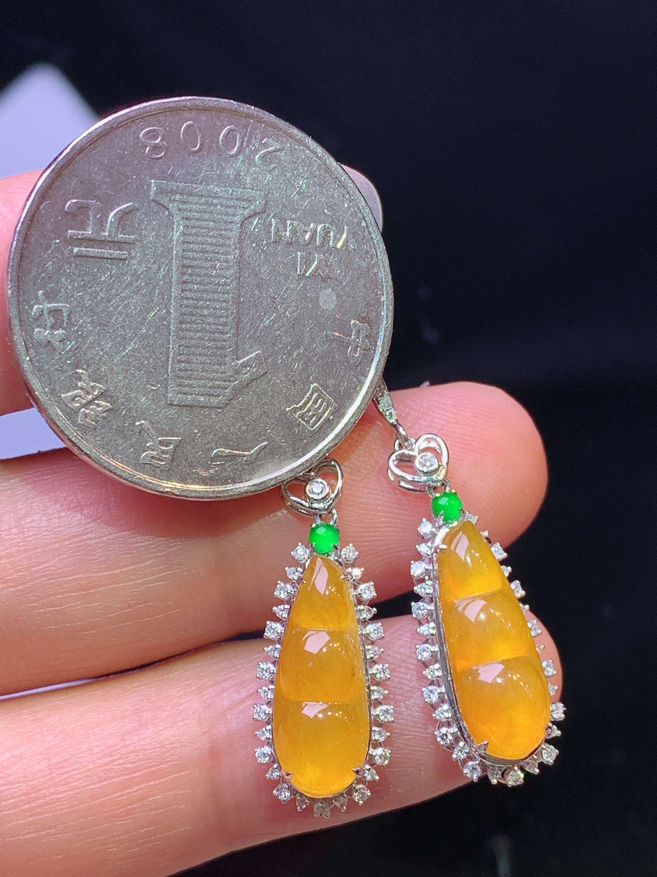 18k金钻镶嵌黄翡四季豆的吊坠 玉质细腻 色泽艳丽清新 水润亮眼 整体尺寸34.2*8.8*6.5z2