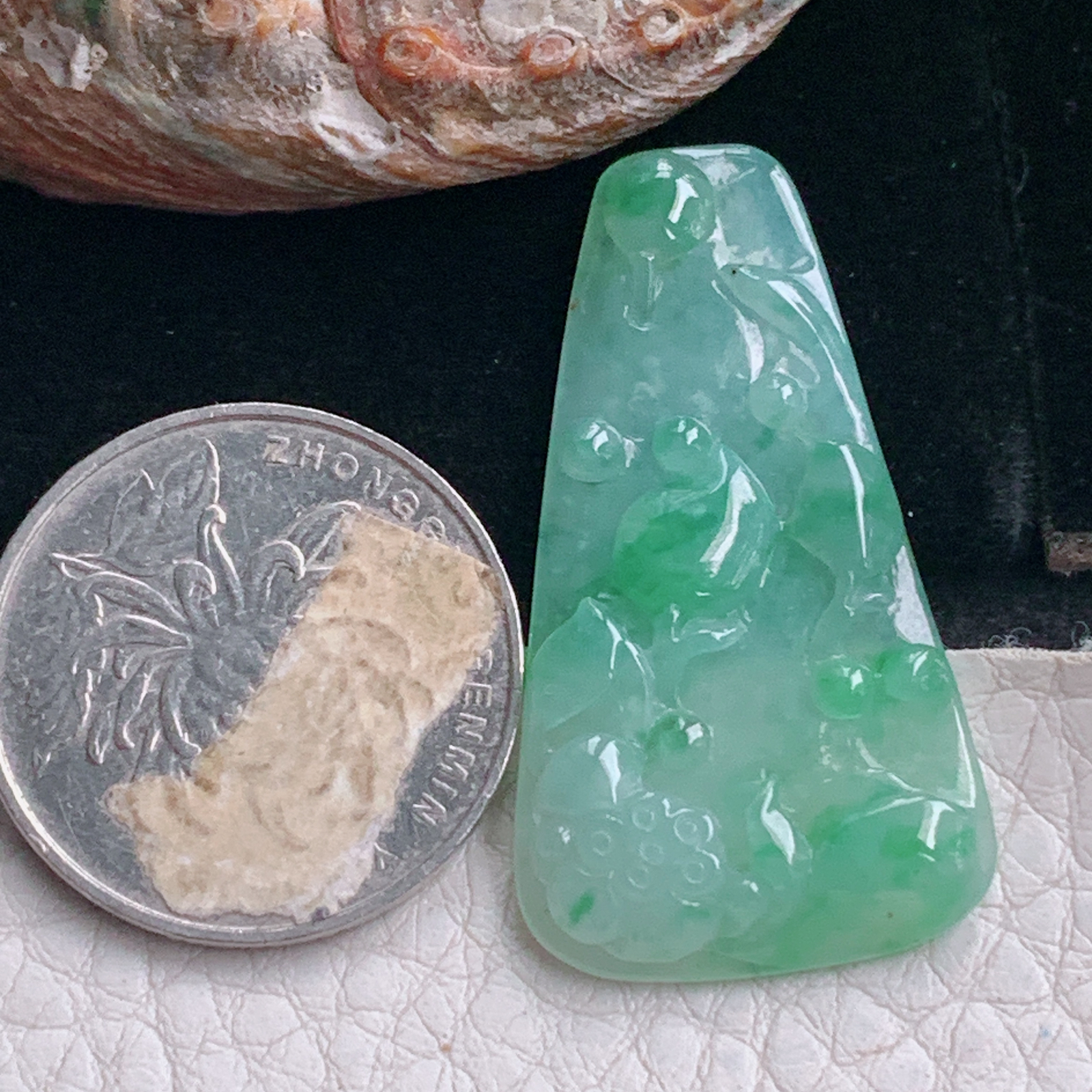 ajj实拍38.7*21.6*4.5缅甸翡翠冰绿莲年有余玉吊坠 玉挂件