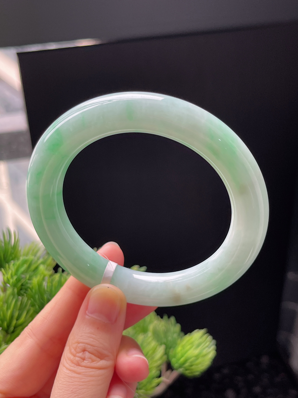 圆镯54.4圈口，翡翠糯化种飘绿手镯