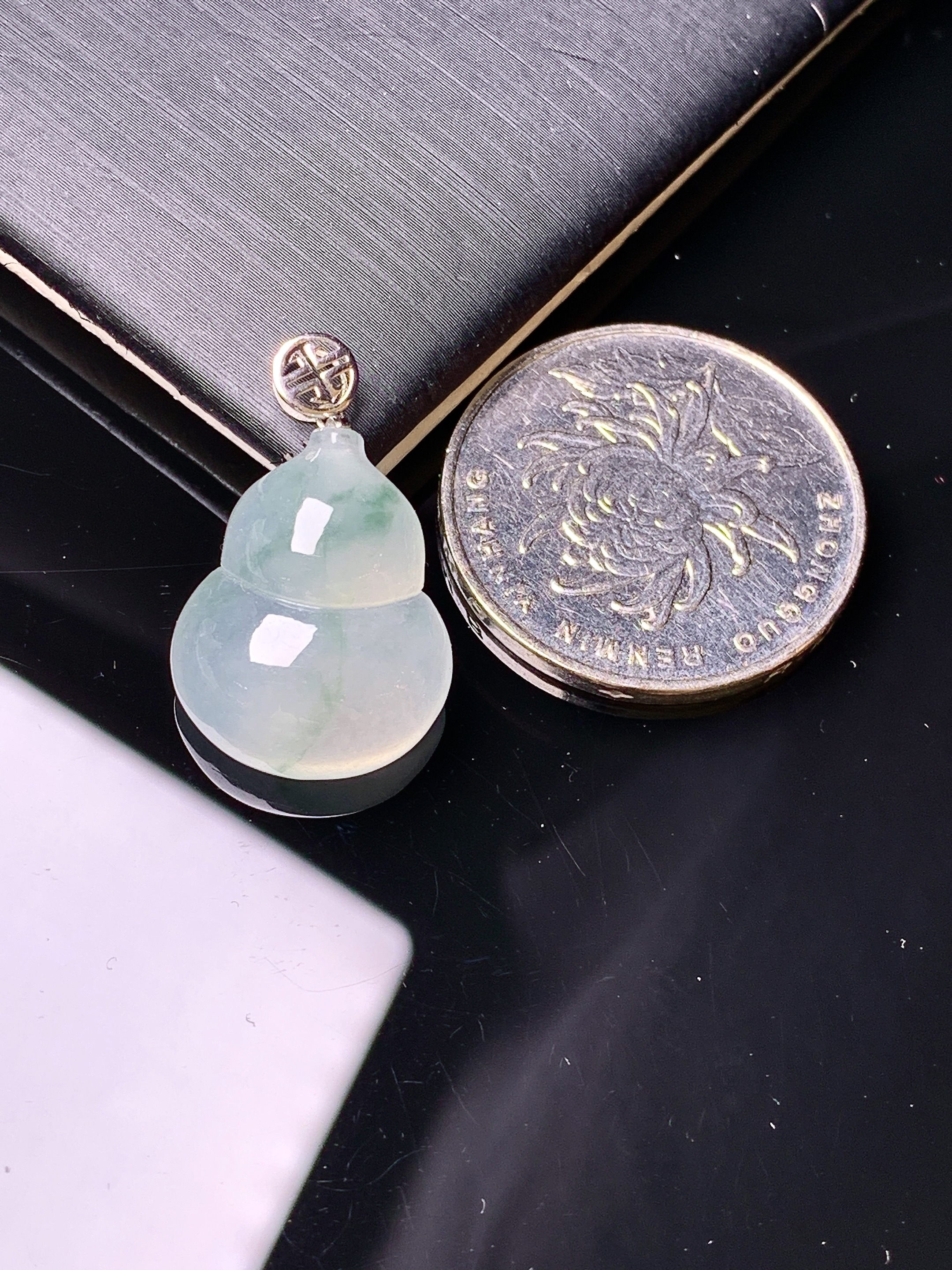 18k金镶嵌冰种葫芦吊坠 玉质细腻 色泽艳丽清新 水润亮眼 整体尺寸24.5*15.2*6.8m1