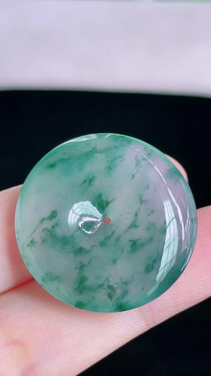 【翡翠名称】老坑种高冰飘花平安扣吊坠
【翡翠尺寸】直径厚度27.3/6mm
【翡翠描述】宝贝种老水足，玉质细腻，色泽靓丽，性价比高，佩戴效果好！
【其它赠送】权威证书/精美挂绳盒子/支持全国复检