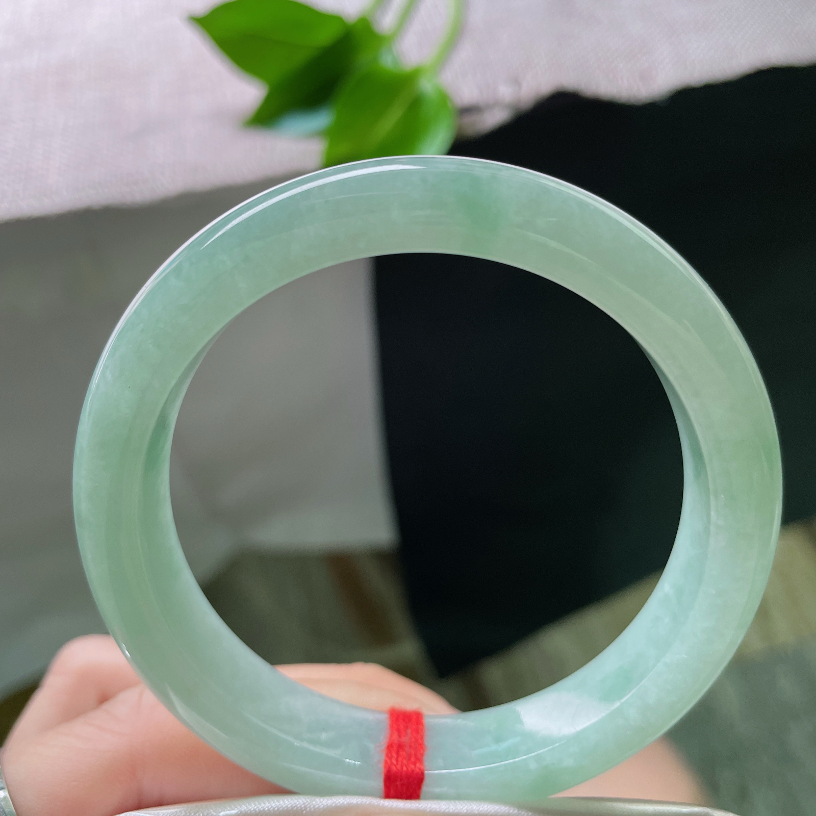 57.5/11.9/8.4，果绿正圈，色泽清丽，甜美动人，干净清爽，无纹裂