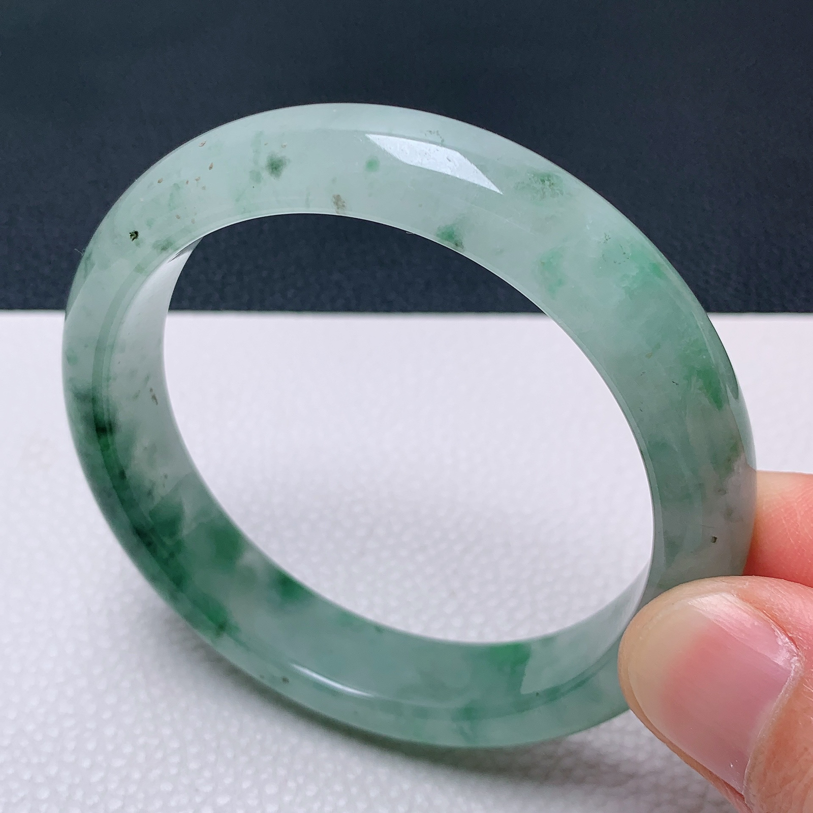 天然翡翠圈口55-56老坑飘绿手镯 玉质细腻 种水好 尺寸：55.3-12-7.8mm  M22