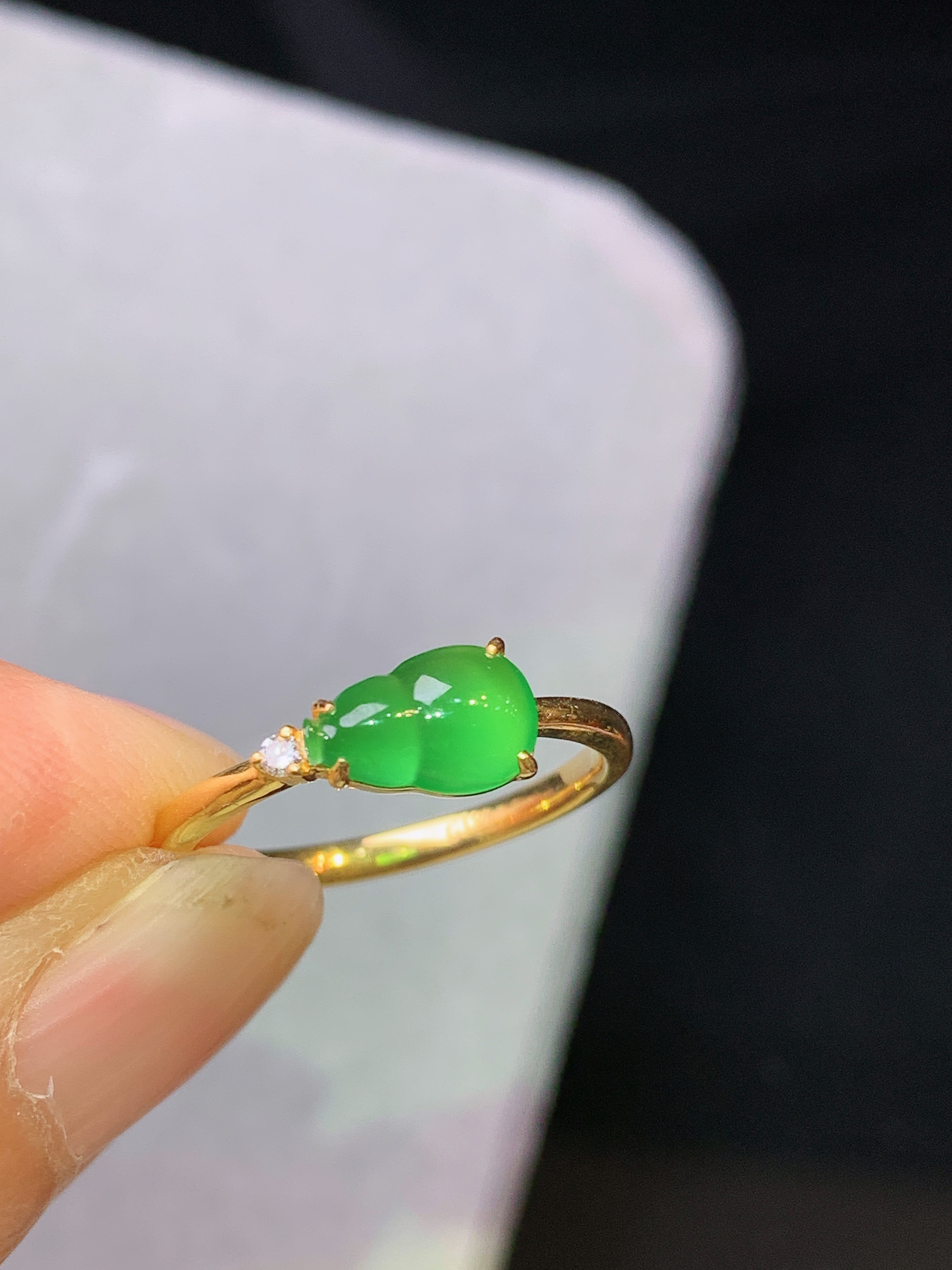 18k金钻镶嵌翠绿葫芦戒指 玉质细腻 色泽艳丽清新 水润亮眼 圈口10.5 裸石尺寸8.2*5.2*