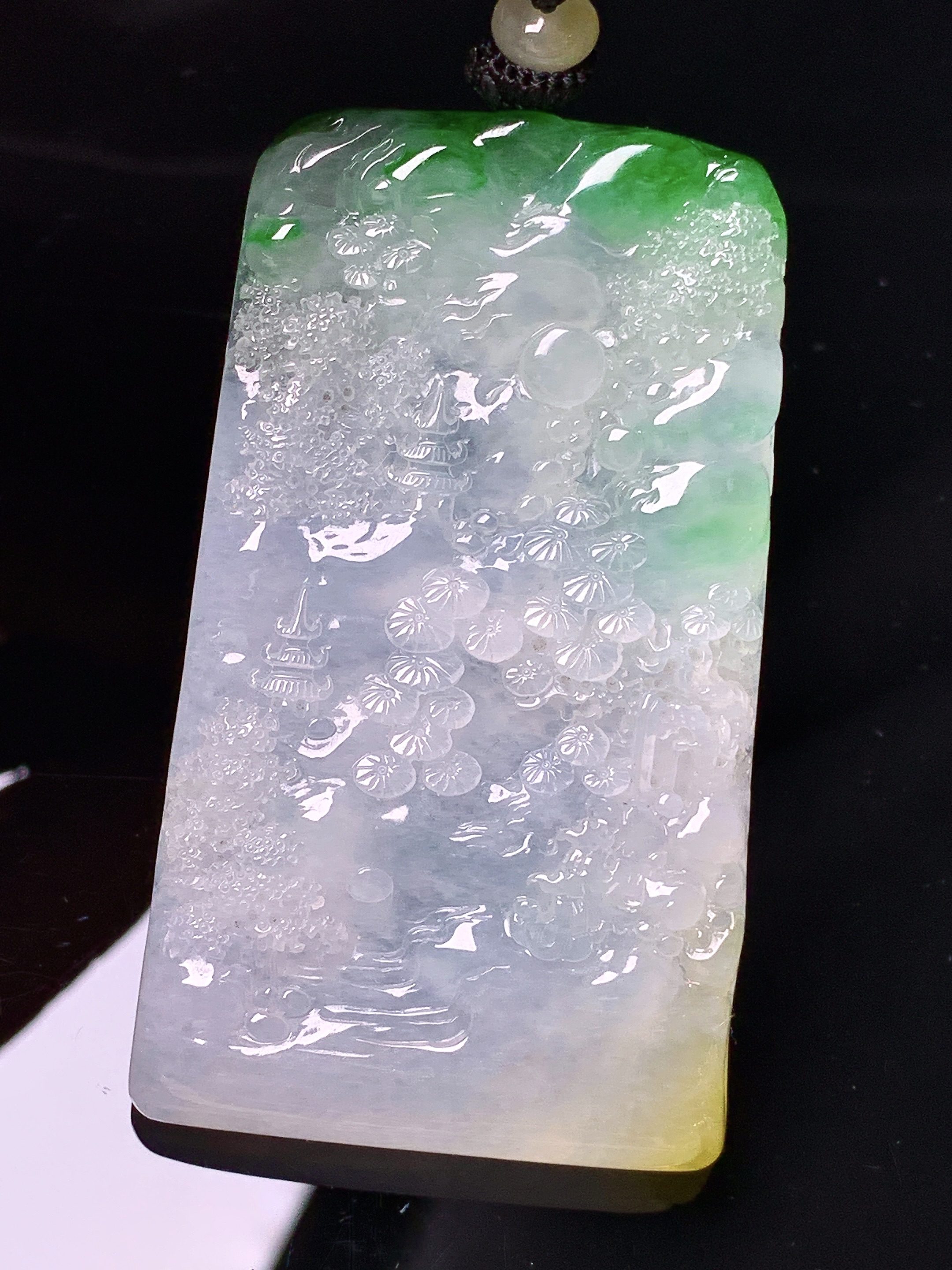 飘绿山水牌子吊坠 玉质细腻 色泽艳丽清新 水润亮眼 整体尺寸58.6*33.6*5.8w1