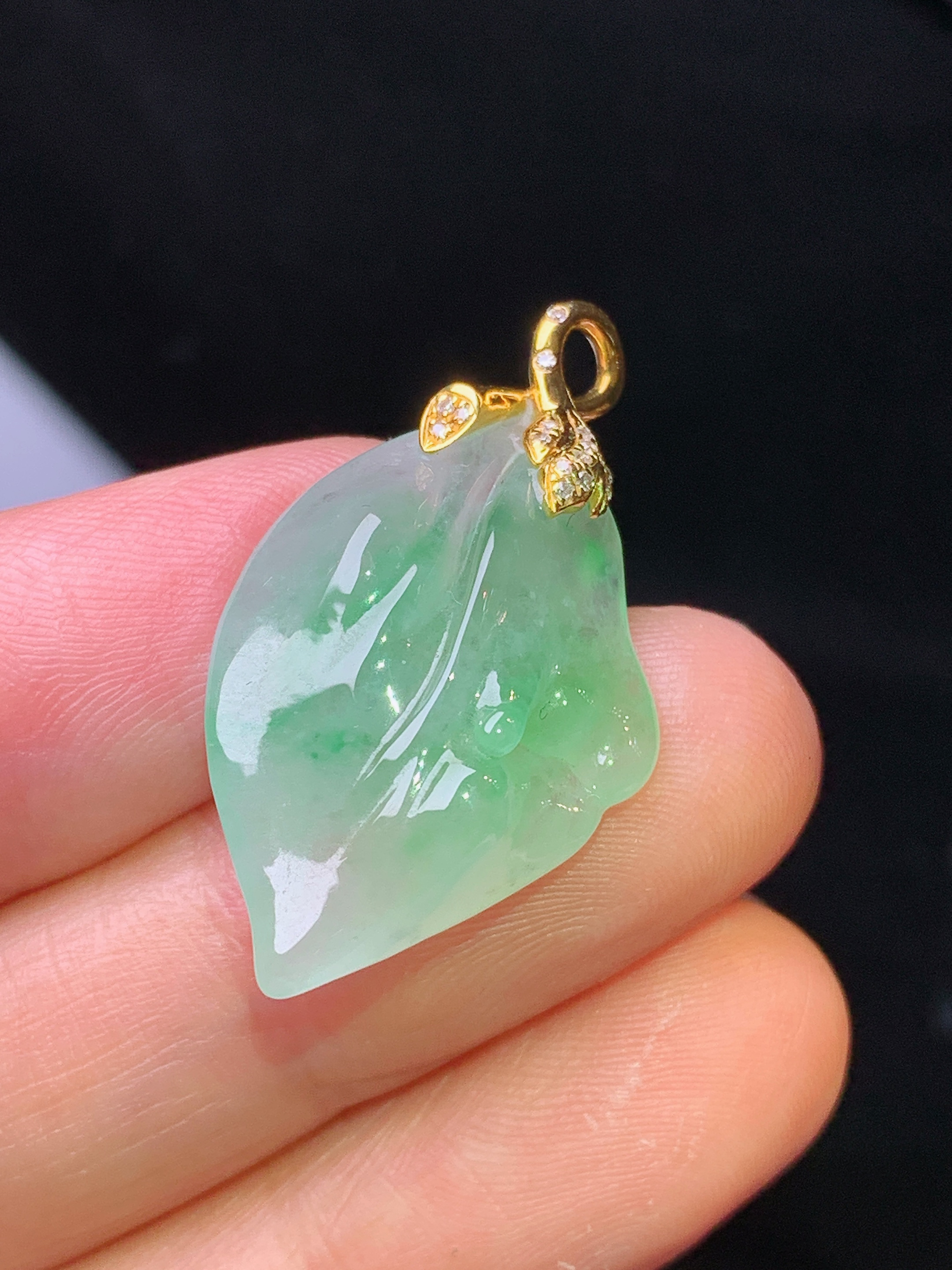 18k金钻镶嵌飘绿随形吊坠 玉质细腻 色泽艳丽清新 水润亮眼 整体尺寸30*17.2*7.6f1