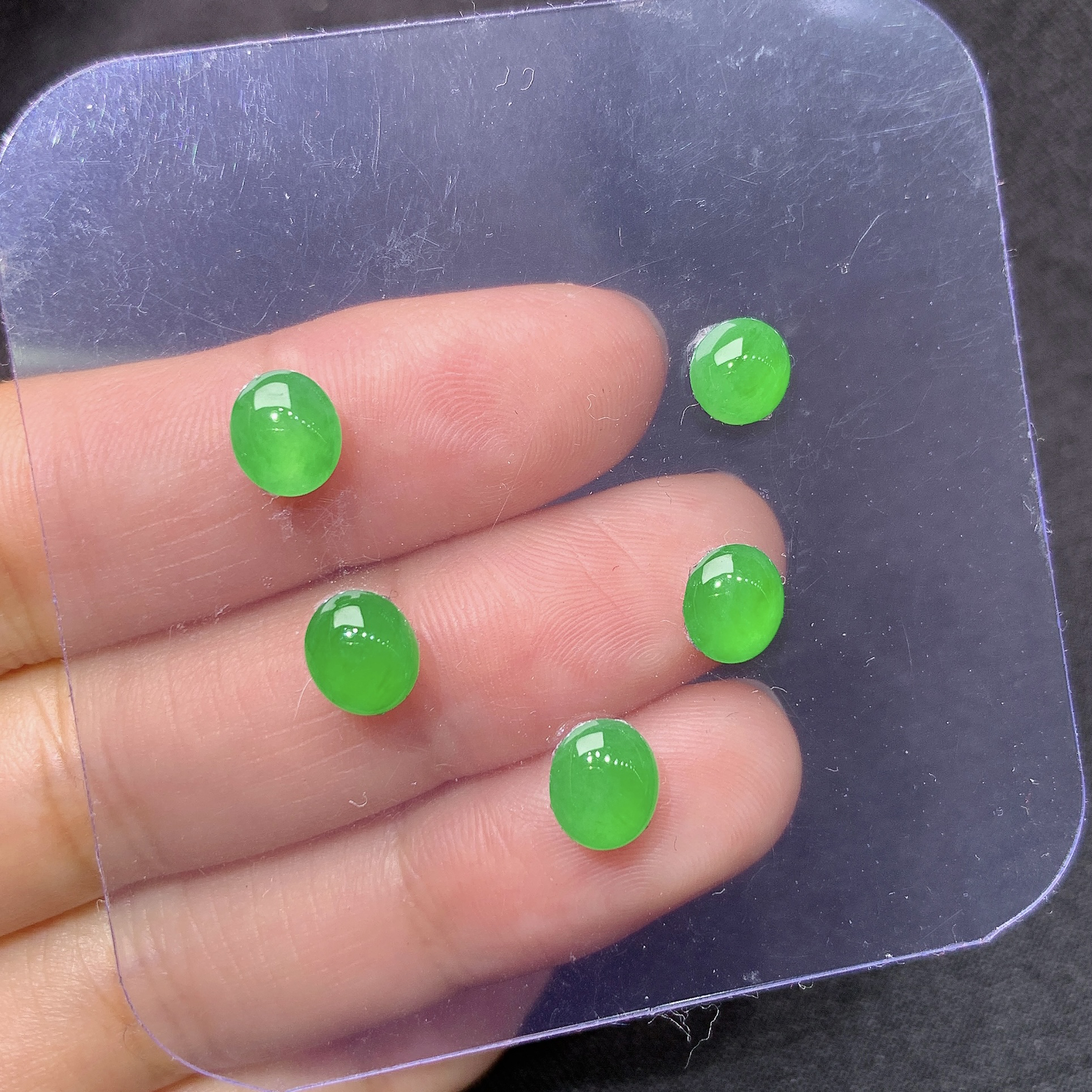 镶嵌款 满绿蛋面一手 玉质细腻 色泽艳丽清新 水润亮眼 整体尺寸7.3*6.3*3.2j3