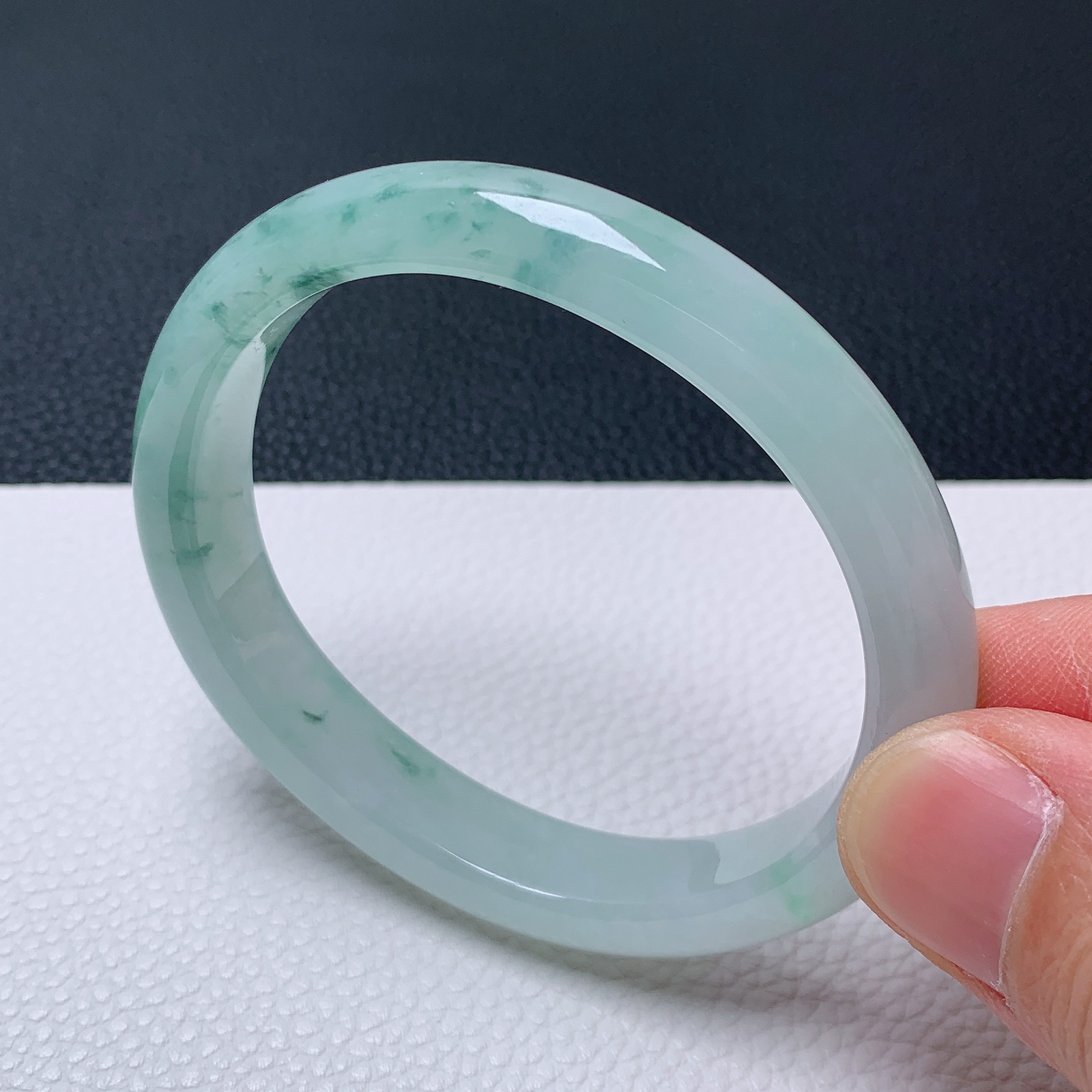 天然翡翠圈口54-55老坑冰透飘花贵妃手镯 玉质细腻 种水好 尺寸：55-47.5-10.2-7.1