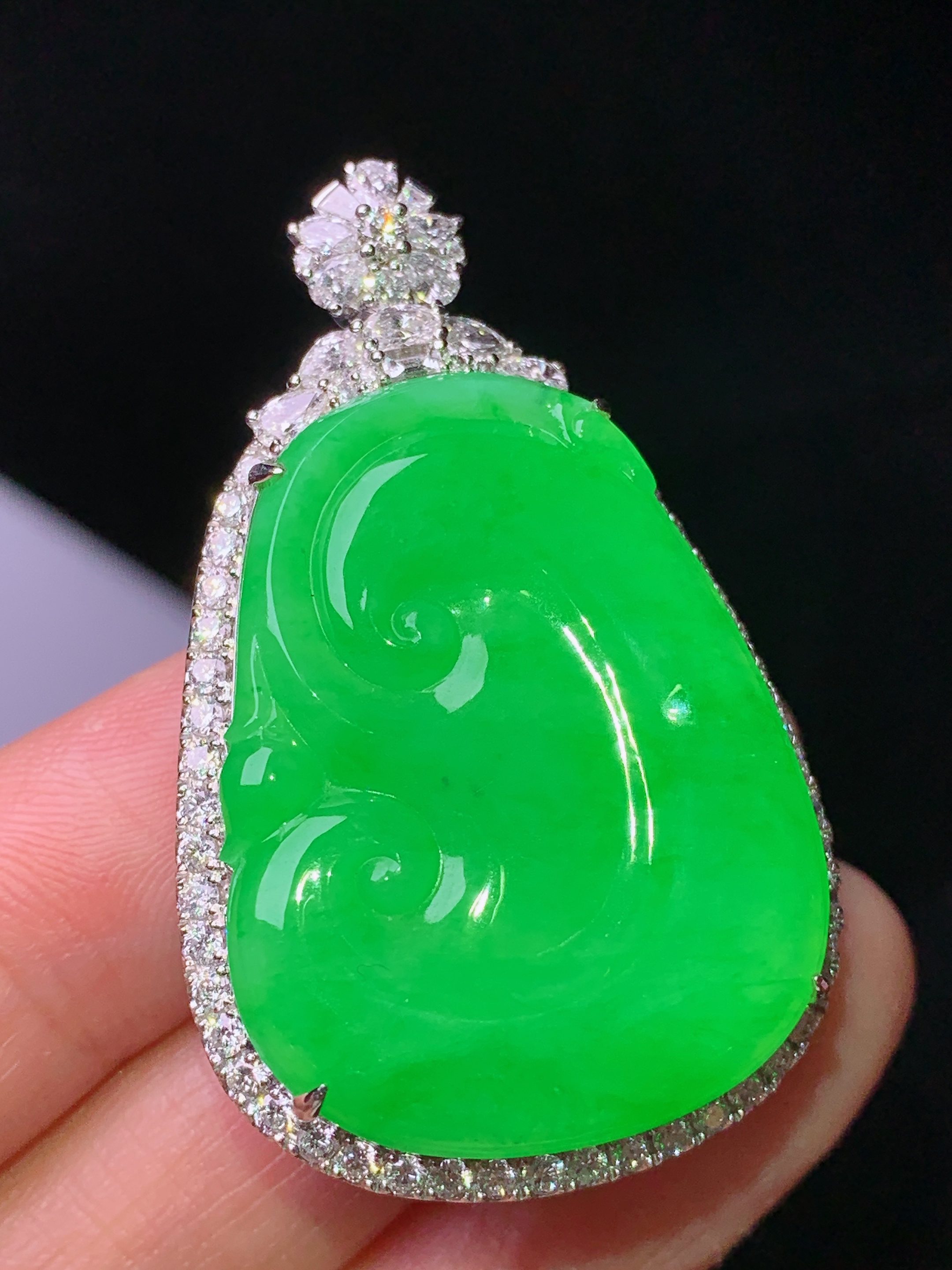 18k金钻镶嵌满绿如意吊坠 玉质细腻 色泽艳丽清新 水润亮眼 整体尺寸44.7*27.8*10m5