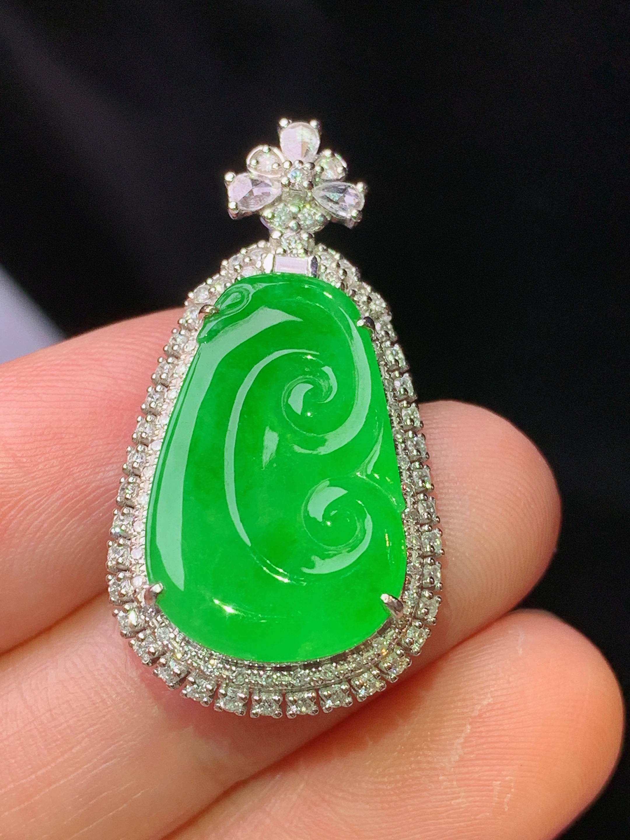 18k金钻镶嵌翠绿如意吊坠 玉质细腻 色泽艳丽清新 水润亮眼 整体尺寸32*17*6.5m5