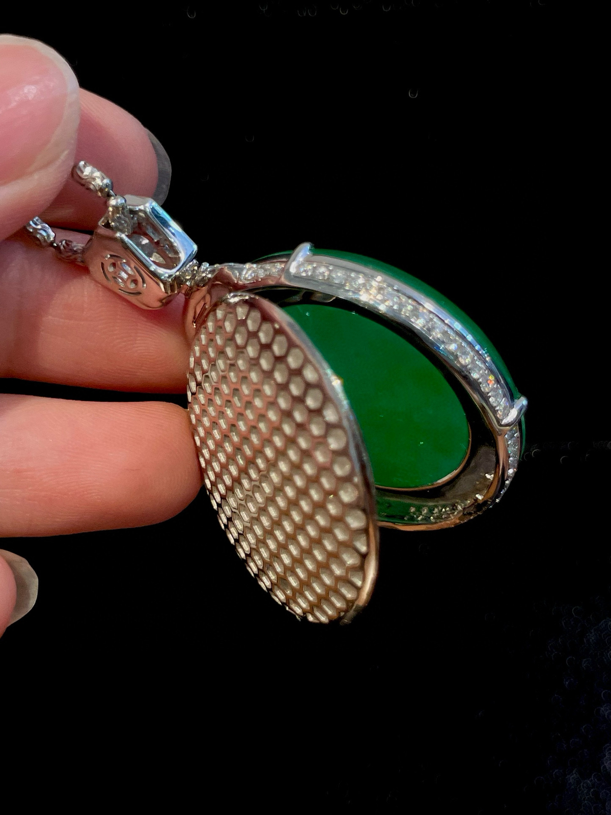 ️ 18K阳绿圆牌吊坠
色泽浓郁匀净，一抹正阳绿浓得化不开，在光下通透温润、胶感十足，面无饰即为“平安”，寓意圆满顺遂、无事绊心弦，整枚吊坠大气磅礴，上手极具分量感
尺寸：整体42.6*31.1*8.8