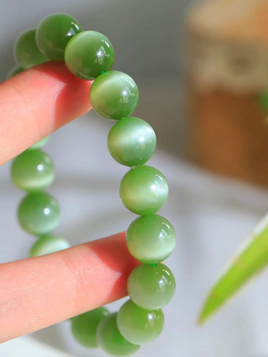 （猫眼手串）

收藏级臻品和田玉碧玉猫眼圆珠手串 质地温润灵动 猫眼儿般的光中，有波光潋滟，也有梦幻清韵。行走于市井的喧嚣，相顾不言，便得清欢。重45.7克 尺寸取一11.8mmFDT-23352953