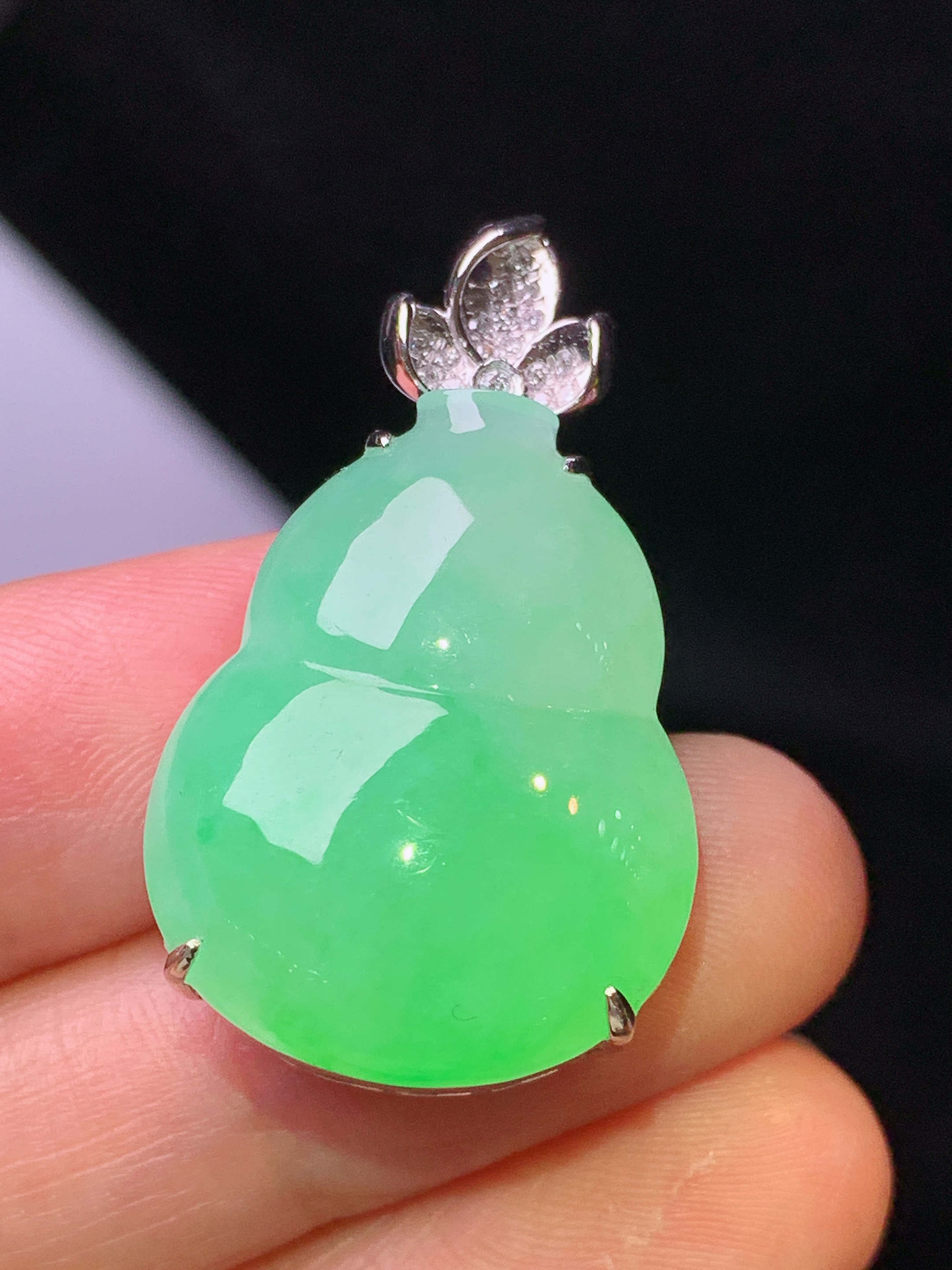18k金钻镶嵌翠绿葫芦吊坠 玉质细腻 色泽艳丽清新 水润亮眼 整体尺寸33.5*19.3*10.5f1