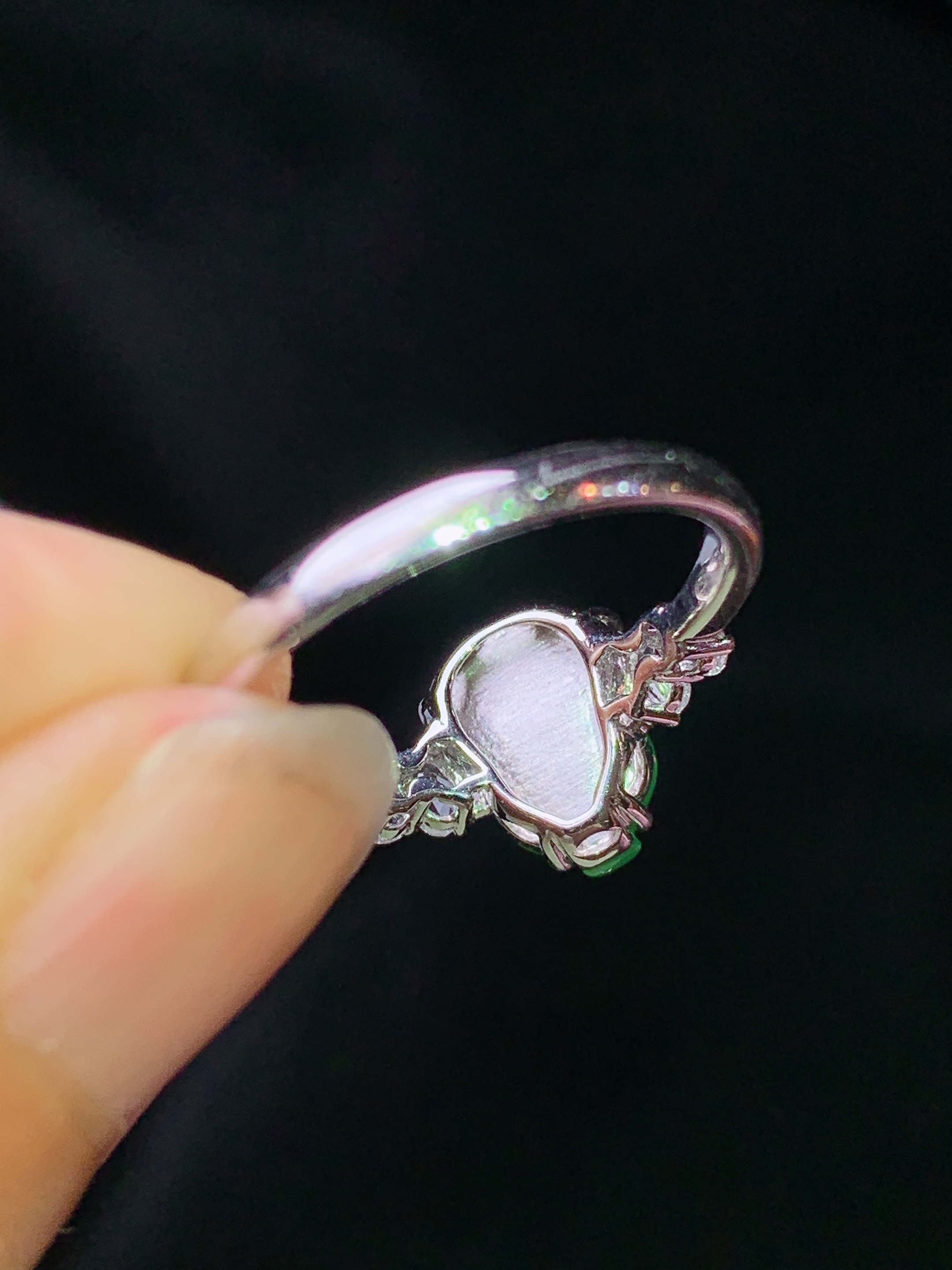 18k金钻镶嵌翠绿葫芦戒指 玉质细腻 色泽艳丽清新 水润亮眼 圈口14 裸石尺寸9.5*7.7*4.2m5