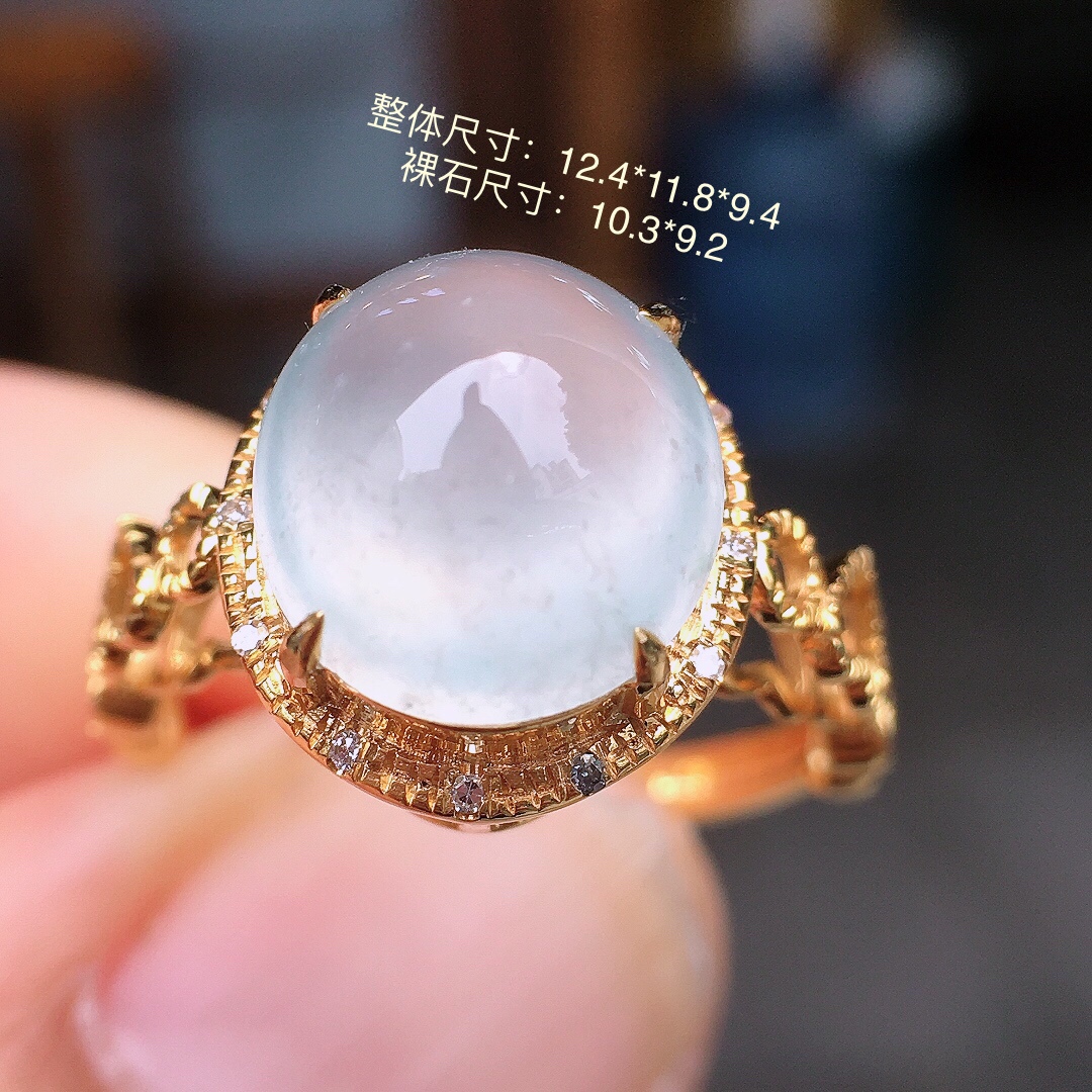 冰种蛋面戒指，玉质细腻，荧光感超
强，饱满圆润，尽显优雅气质，18k
金豪华镶嵌