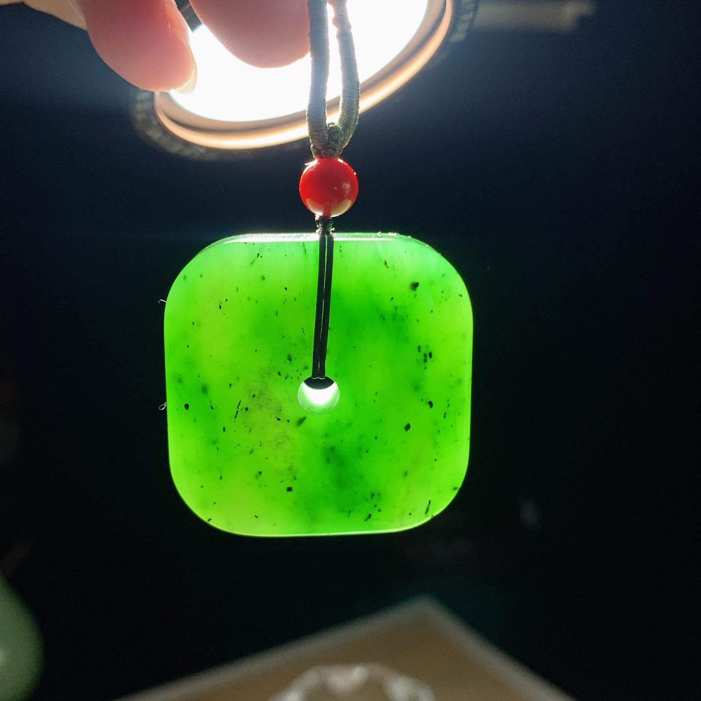 和田玉阳绿俄罗斯碧玉四方平安扣玉琮挂件。尺寸34/12重36克 玉质细腻油润 底色纯净 脂粉好，品质好。lt260328