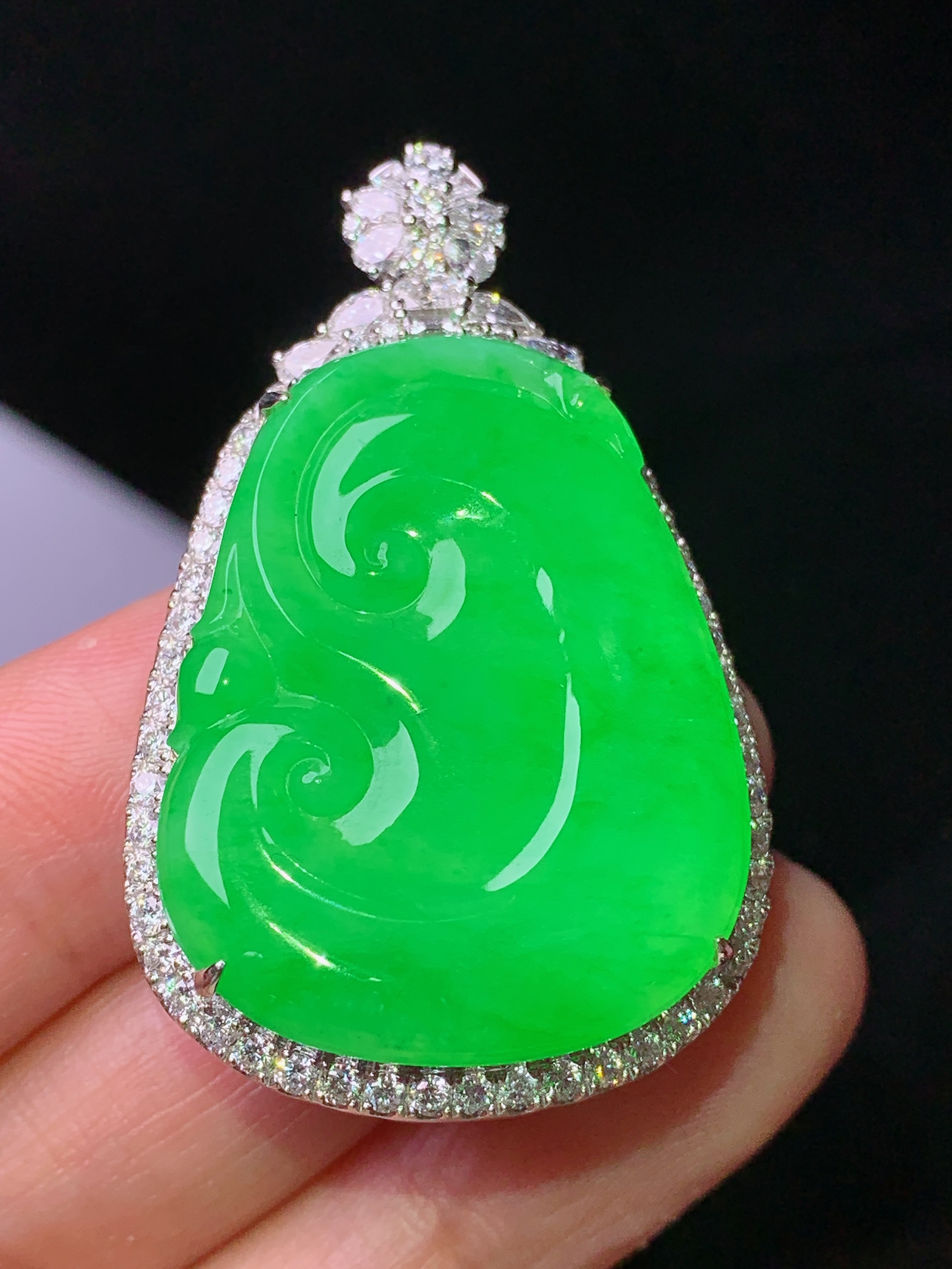 18k金钻镶嵌满绿如意吊坠 玉质细腻 色泽艳丽清新 水润亮眼 整体尺寸44.7*27.8*10m5