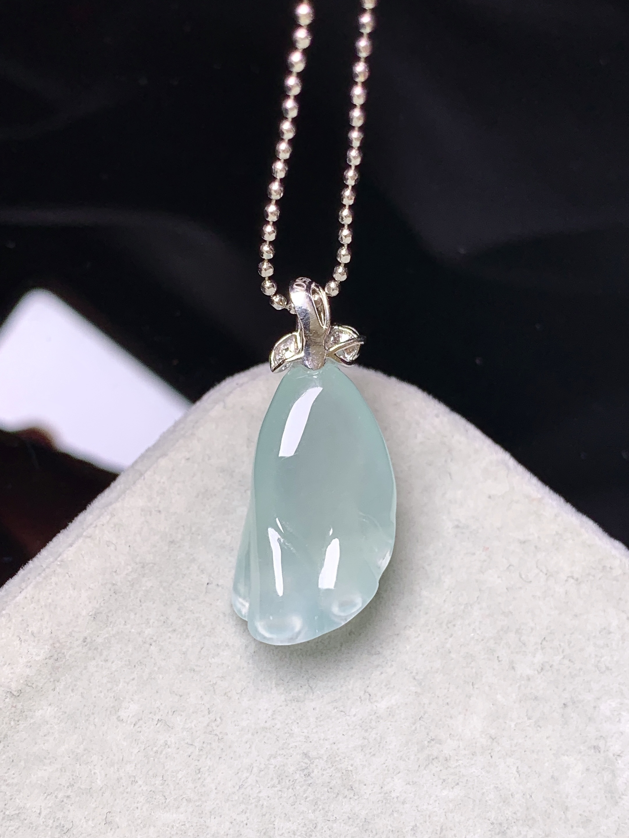 18k金钻镶嵌冰种莲蓬吊坠 玉质细腻 色泽艳丽清新 水润亮眼 整体尺寸27*12*8yz