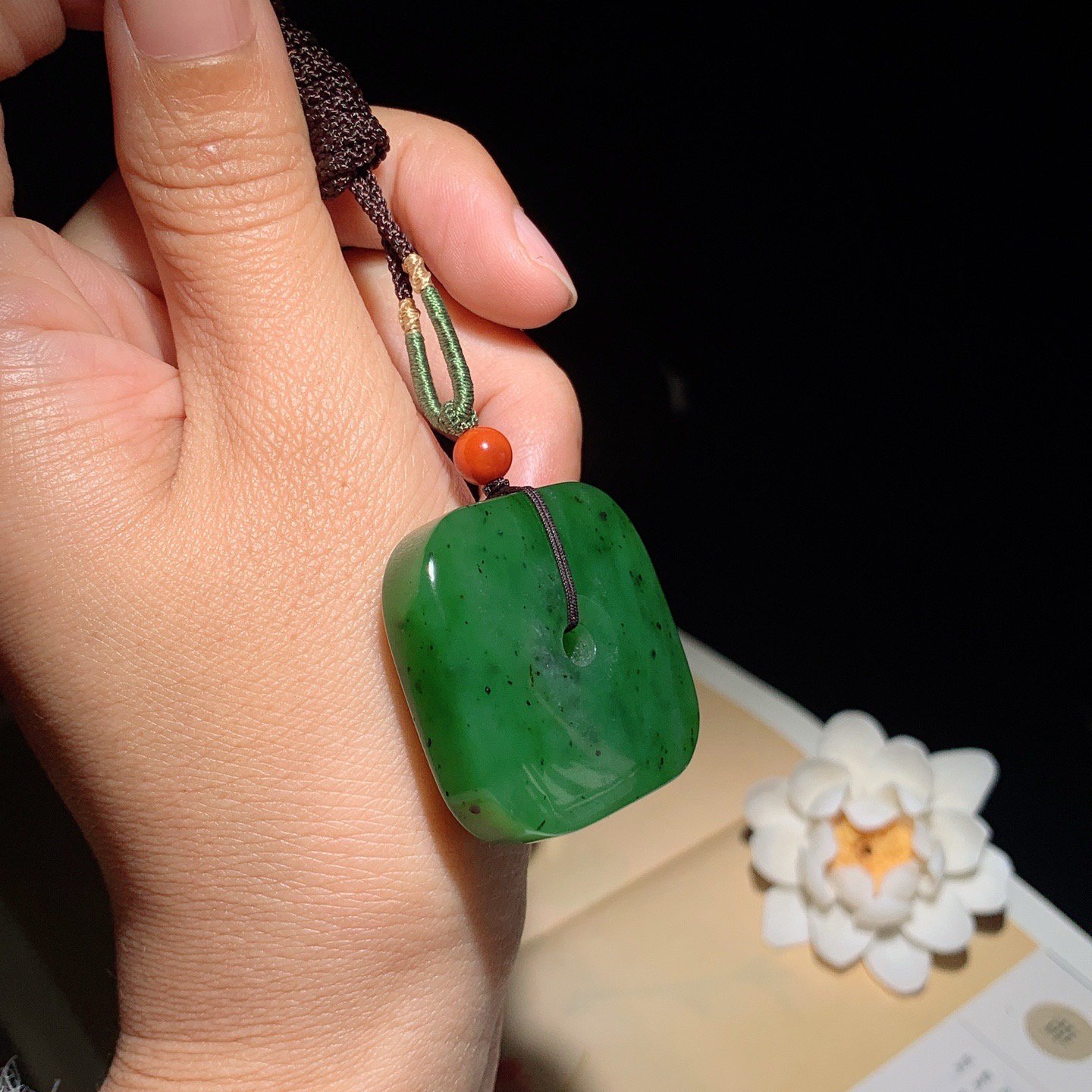 和田玉阳绿俄罗斯碧玉四方平安扣玉琮挂件。尺寸34/12重36克 玉质细腻油润 底色纯净 脂粉好，品质好。lt260328