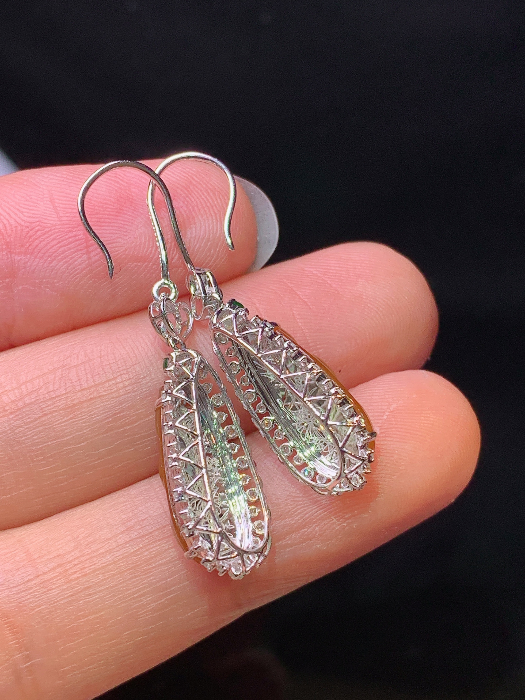 18k金钻镶嵌黄翡四季豆的吊坠 玉质细腻 色泽艳丽清新 水润亮眼 整体尺寸34.2*8.8*6.5z2