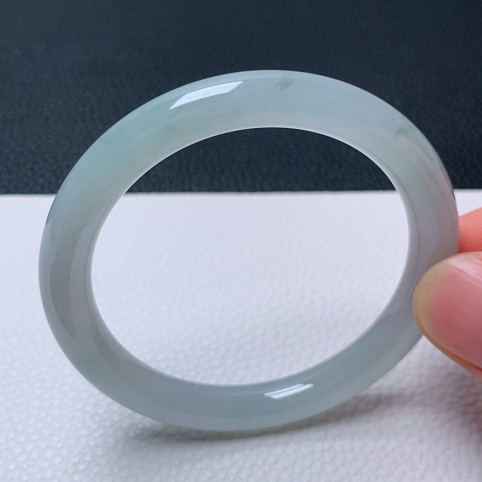 天然翡翠圈口51-52老坑冰透圆条手镯 玉质细腻 种水好 尺寸：51.2-7.5-7.5mm  M22