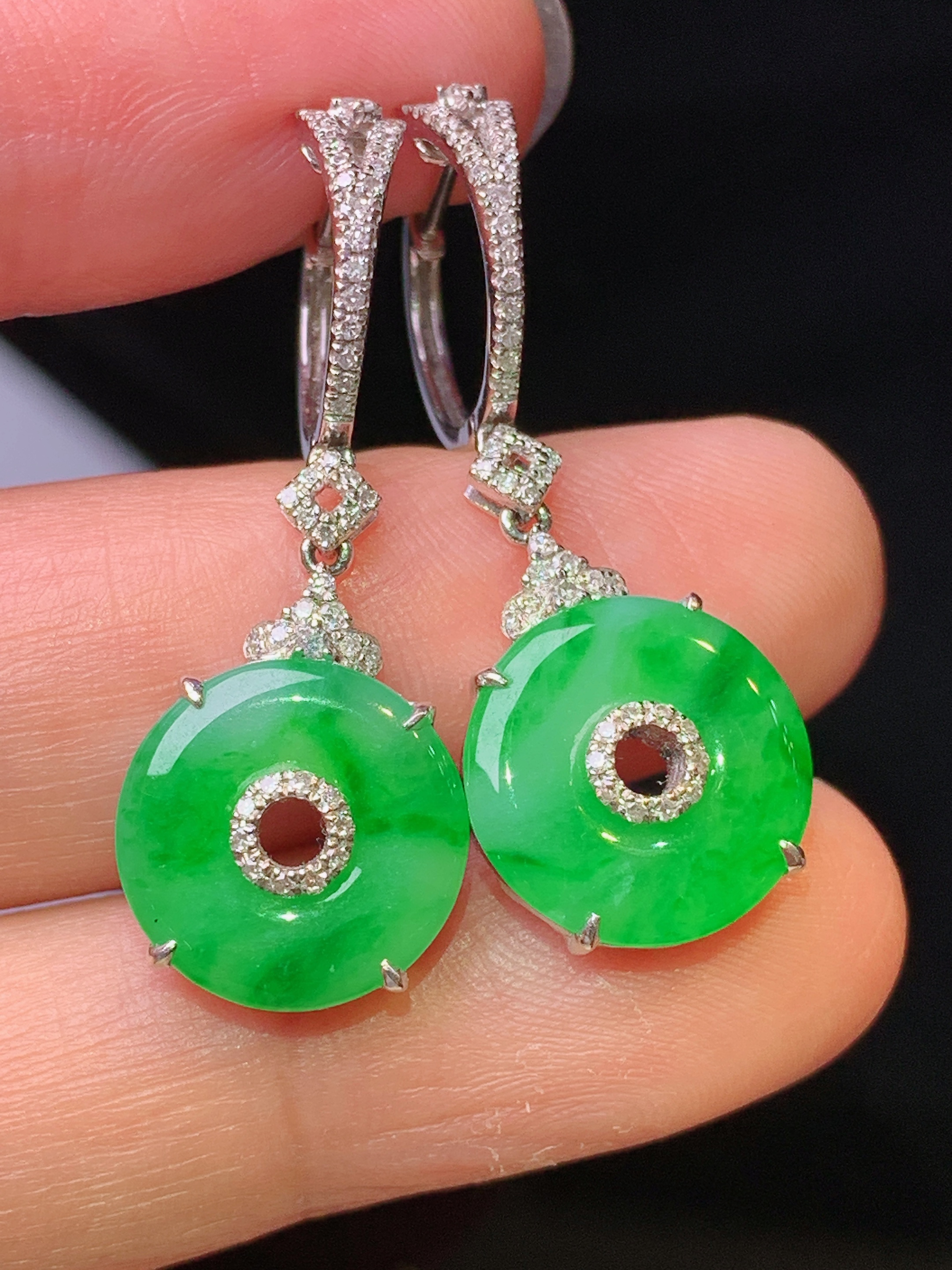 18k金钻镶嵌翠绿平安扣耳坠 玉质细腻 色泽艳丽清新 水润亮眼 整体尺寸32.2*12.5*4.5yz