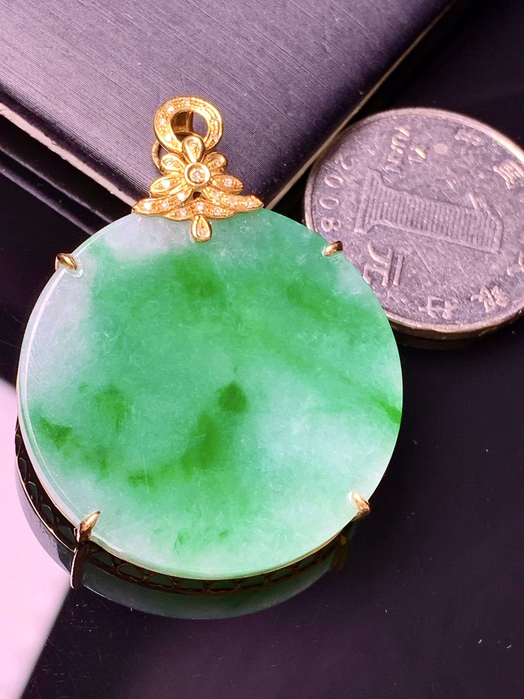 18k金钻镶嵌翠绿圆牌吊坠 玉质细腻 色泽艳丽清新 水润亮眼 整体尺寸42*32*5.8b1