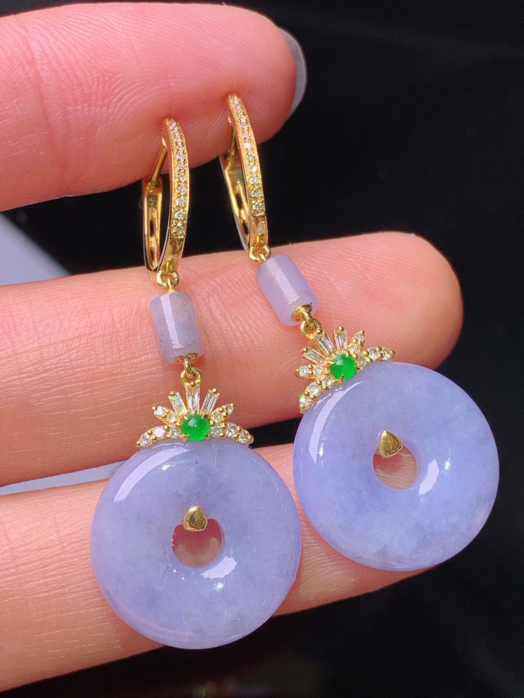 18k金钻镶嵌紫罗兰平安扣耳坠 玉质细腻 色泽艳丽清新 水润亮眼 整体尺寸40.2*16*4.8b1