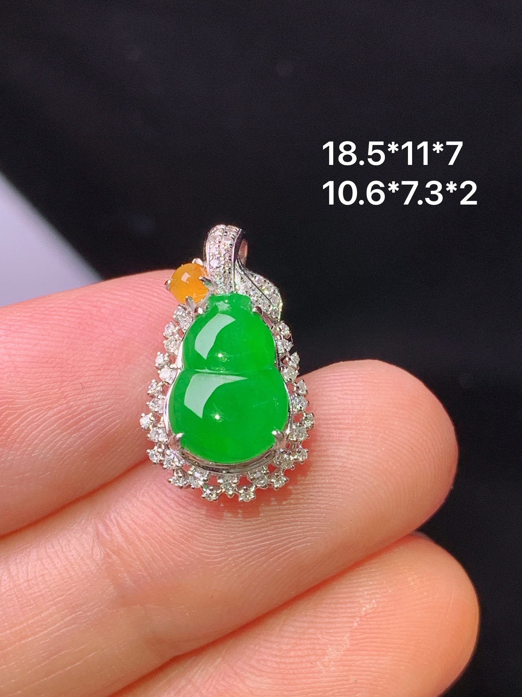 18k金钻镶嵌满绿葫芦吊坠 玉质细腻 色泽艳丽清新 水润亮眼 整体尺寸18.5*11*7y4