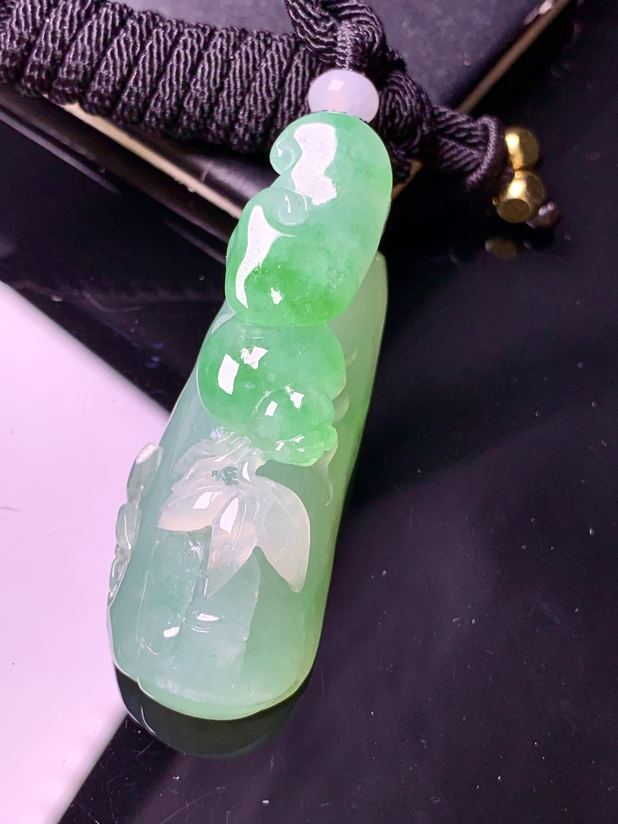 翠绿如意雕花件吊坠 玉质细腻 色泽艳丽清新 水润亮眼 整体尺寸49.8*18.2*14.8L1