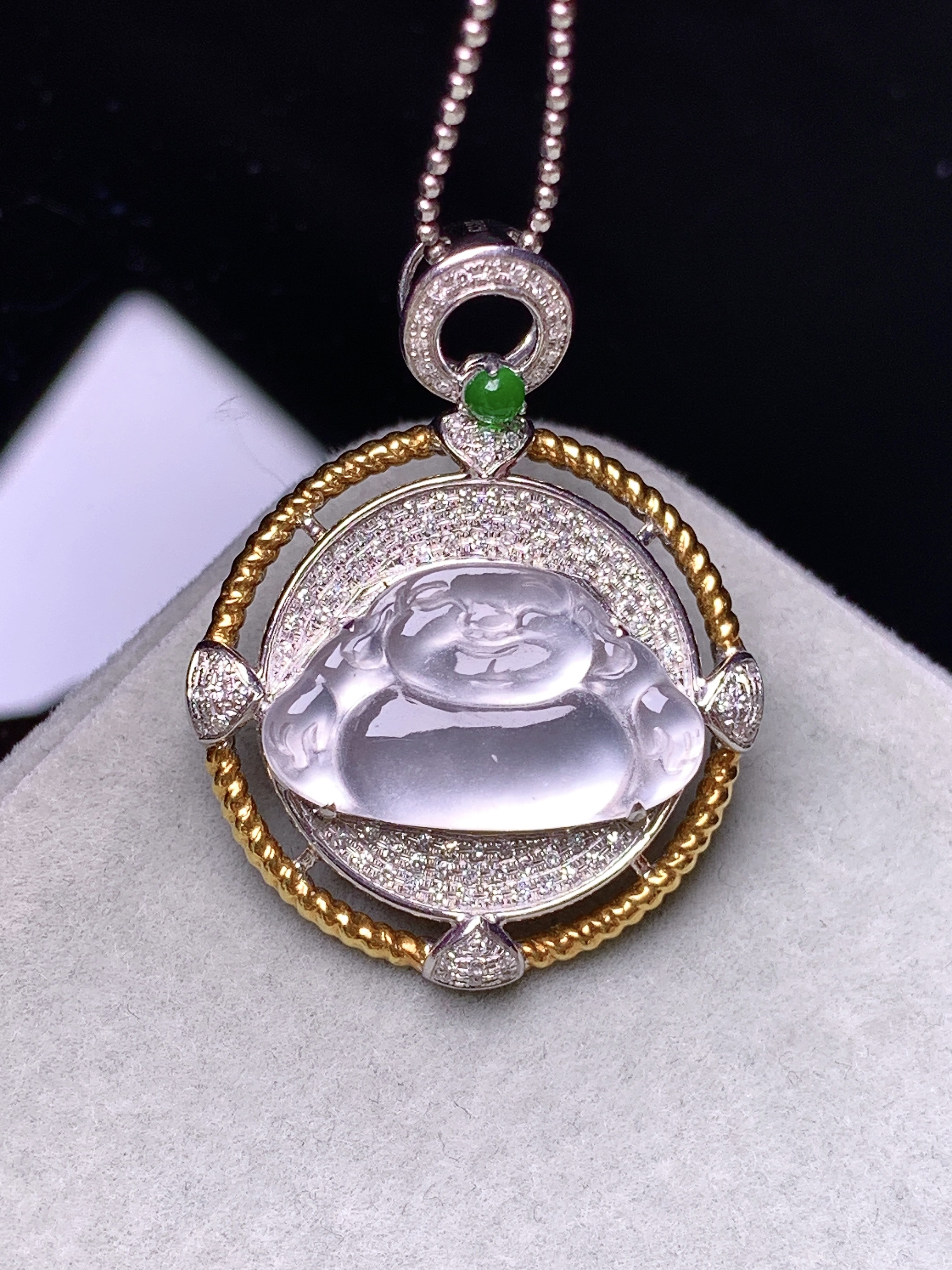 18k金钻镶嵌冰种佛公吊坠 玉质细腻 色泽艳丽清新 水润亮眼 整体尺寸31*23.5*5.7y4